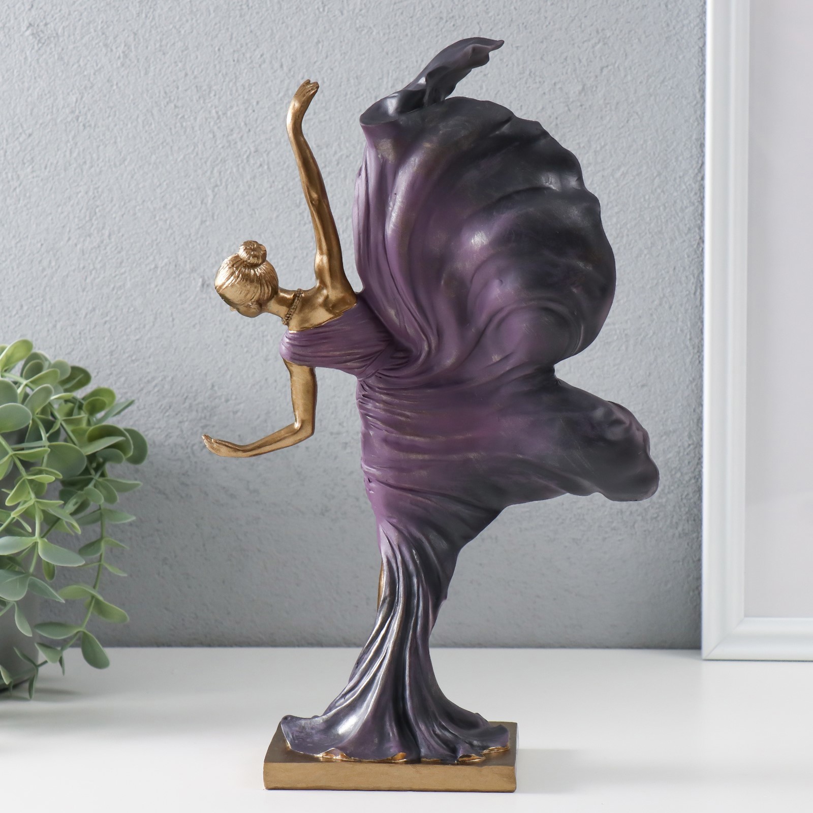 Изображение товара Сувенир полистоун Балерина в летящем фиолетовом платье бронза 19х75х305 см 9837974