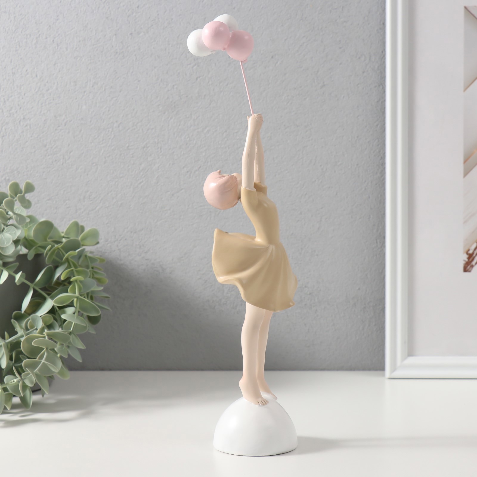 Изображение товара Девушка в платьице с воздушными шарами — декоративная фигура, полистоун