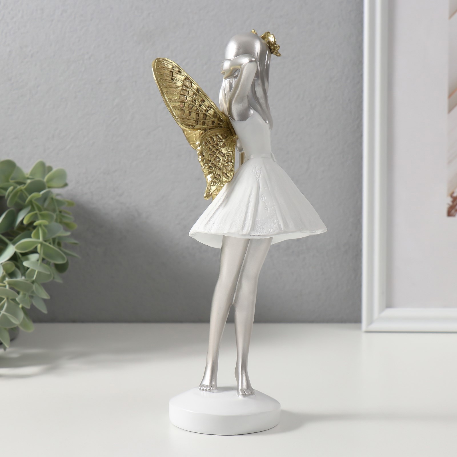Изображение товара Сувенир полистоун Девушка-фея в белом платьице золото 115х85х25 см 10421046
