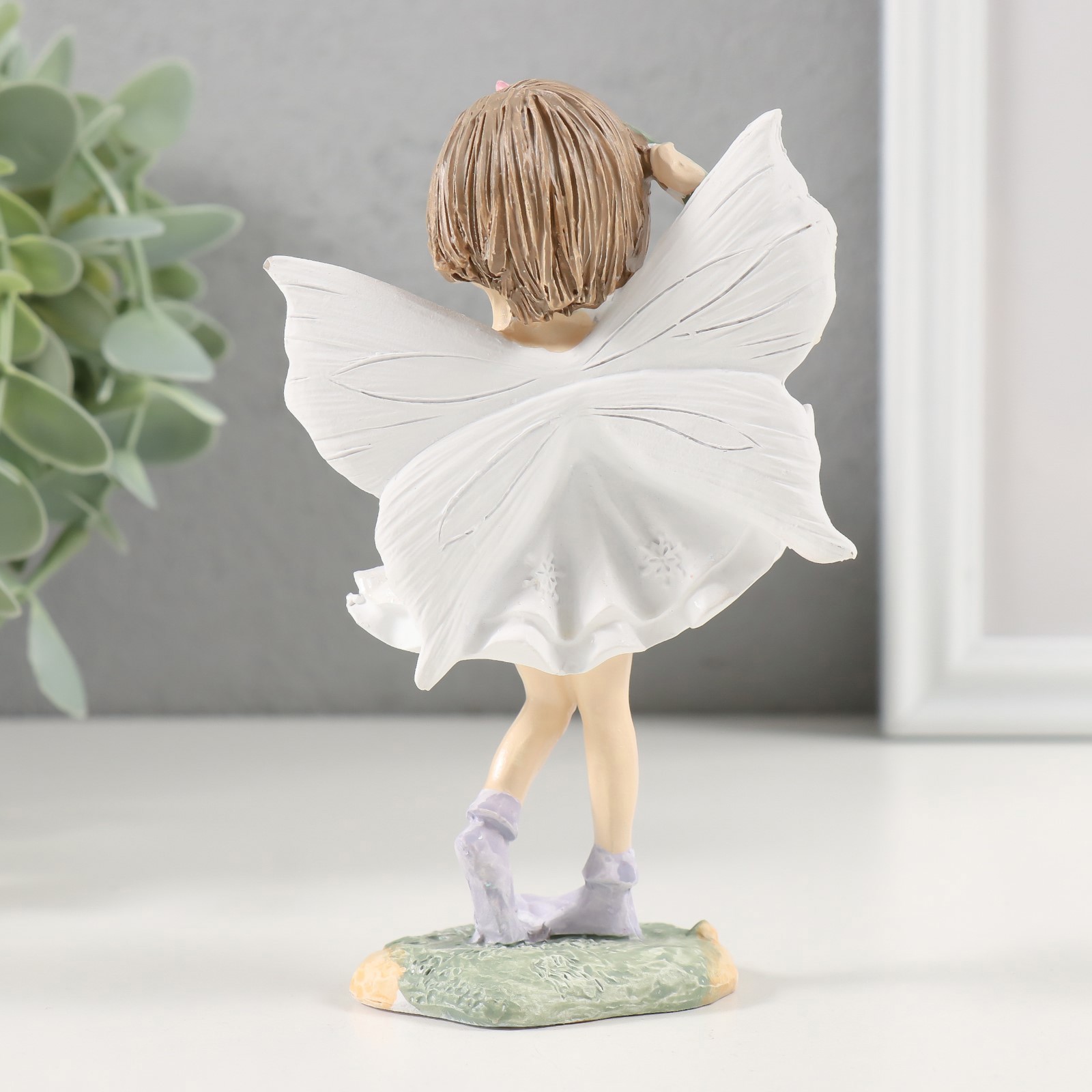 Изображение товара Малышка в белом с крылышками — сувенир из полистоуна 8,5×5×13 см