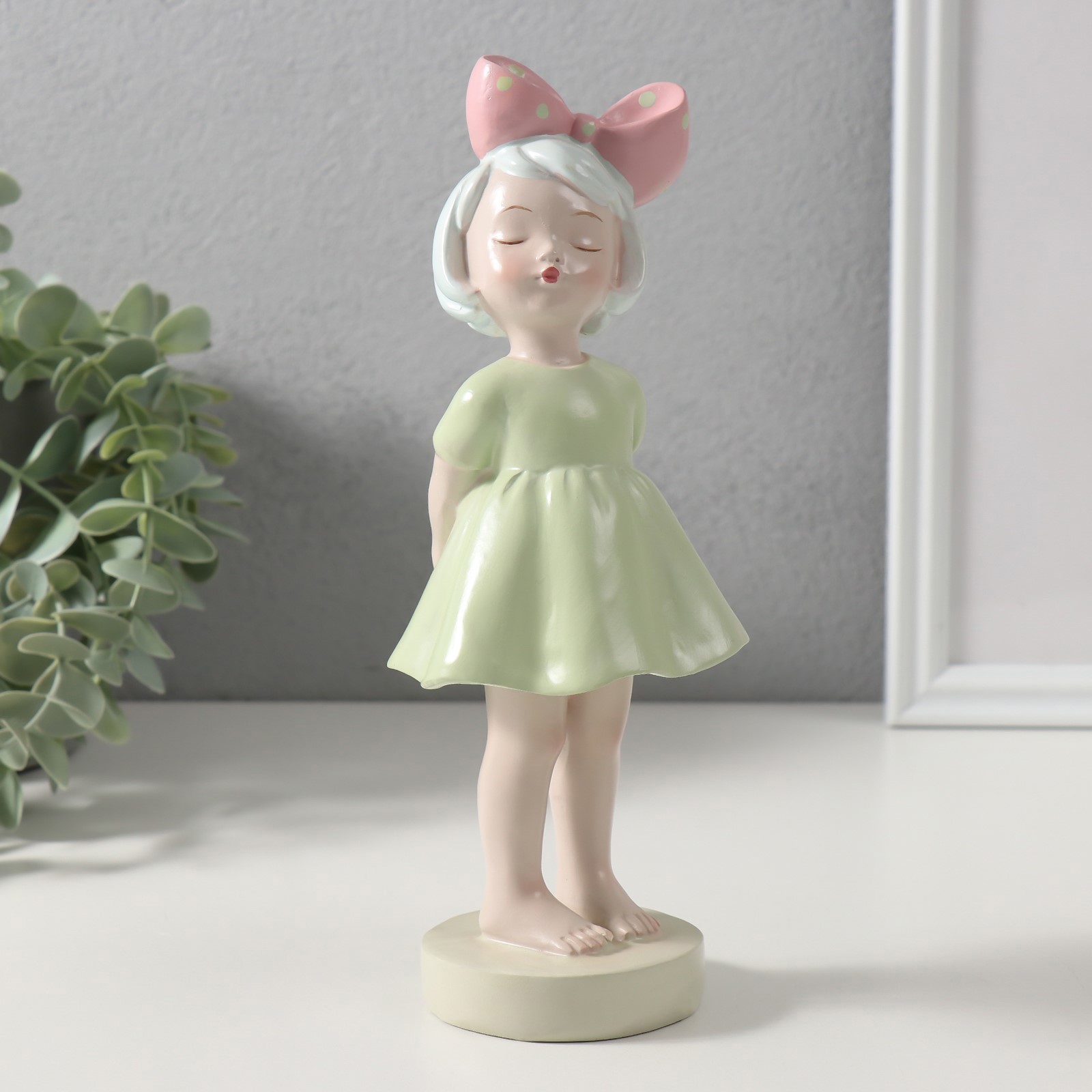 Изображение товара Сувенир полистоун Малышка с большим бантиком на голове 68х78х22 см 10421047