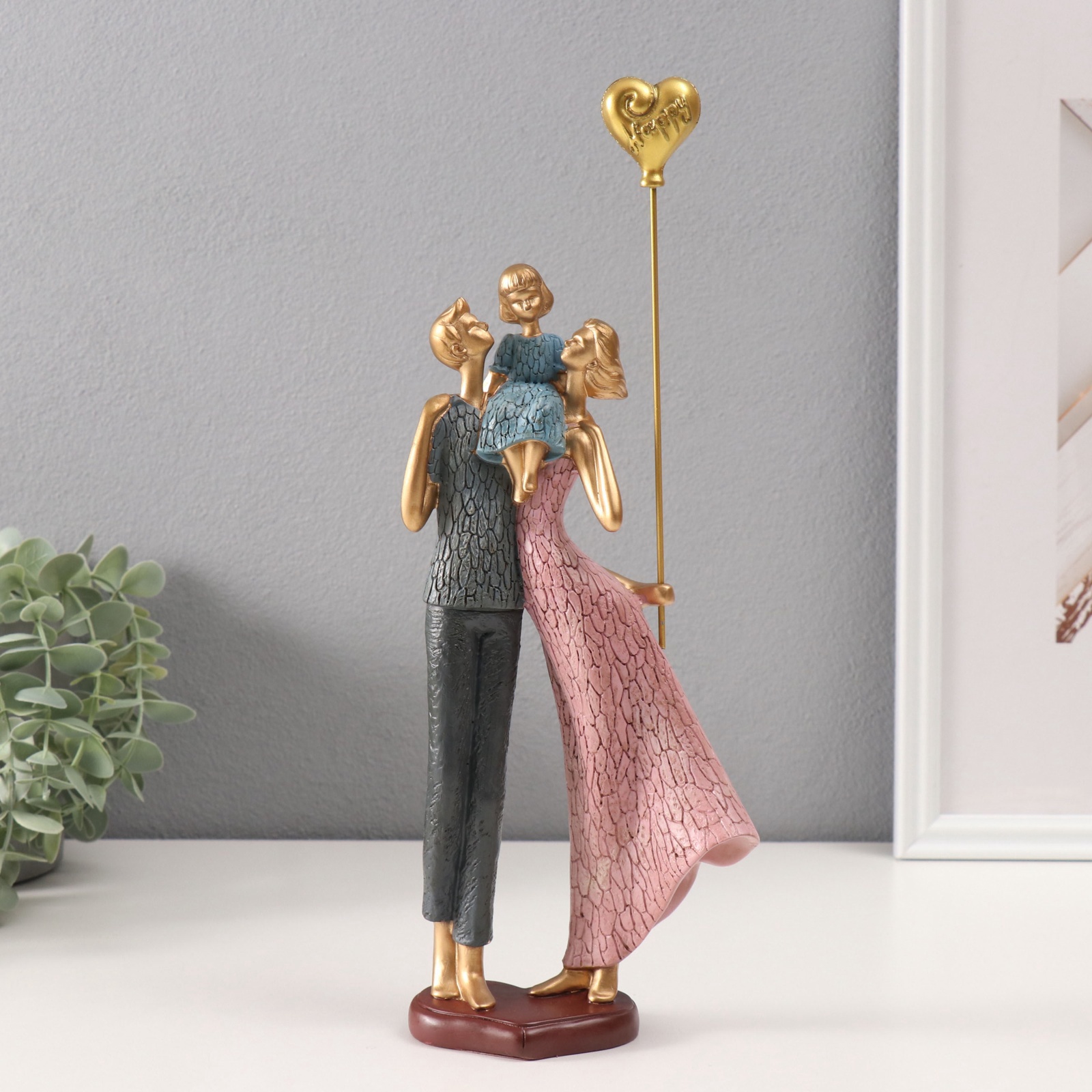 Изображение товара Сувенир полистоун Пара с дочкой и с шариком 6х125х335 см 10686547