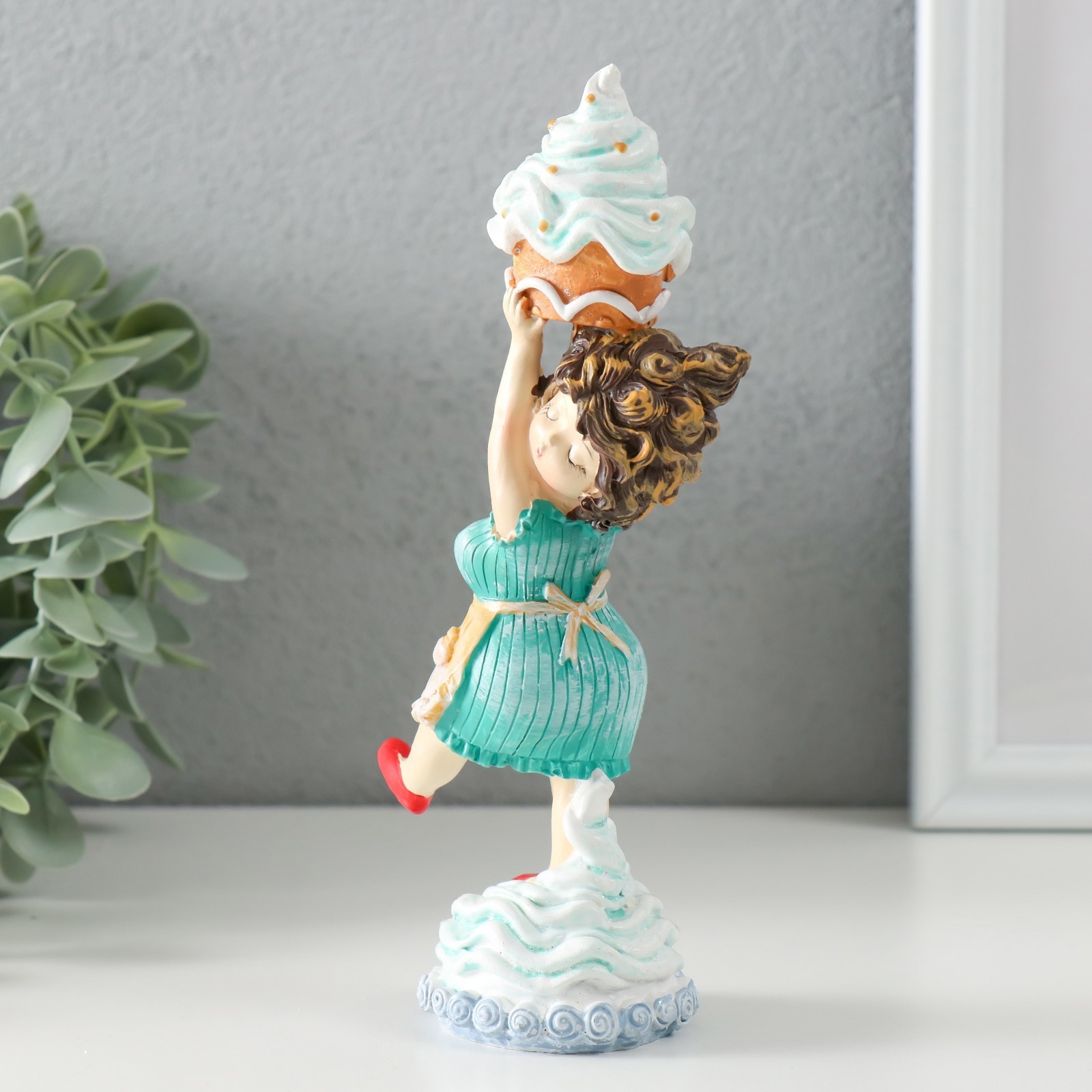 Изображение товара Декоративная фигура СИМА-ЛЕНД Пышка-малышка несёт кекс 8х5х18 см