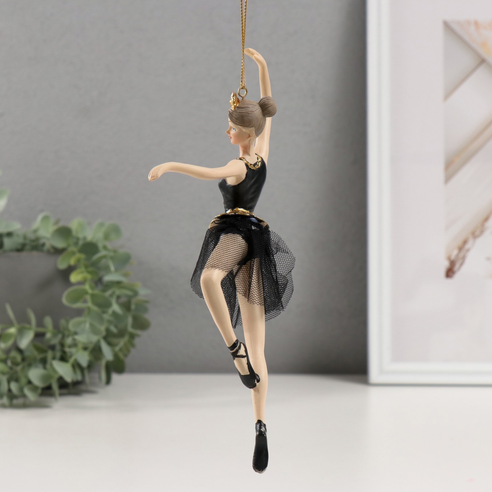 Изображение товара Сувенир полистоун подвеска Балерина в черном платье - балетное па 9х4х215 см 10324769