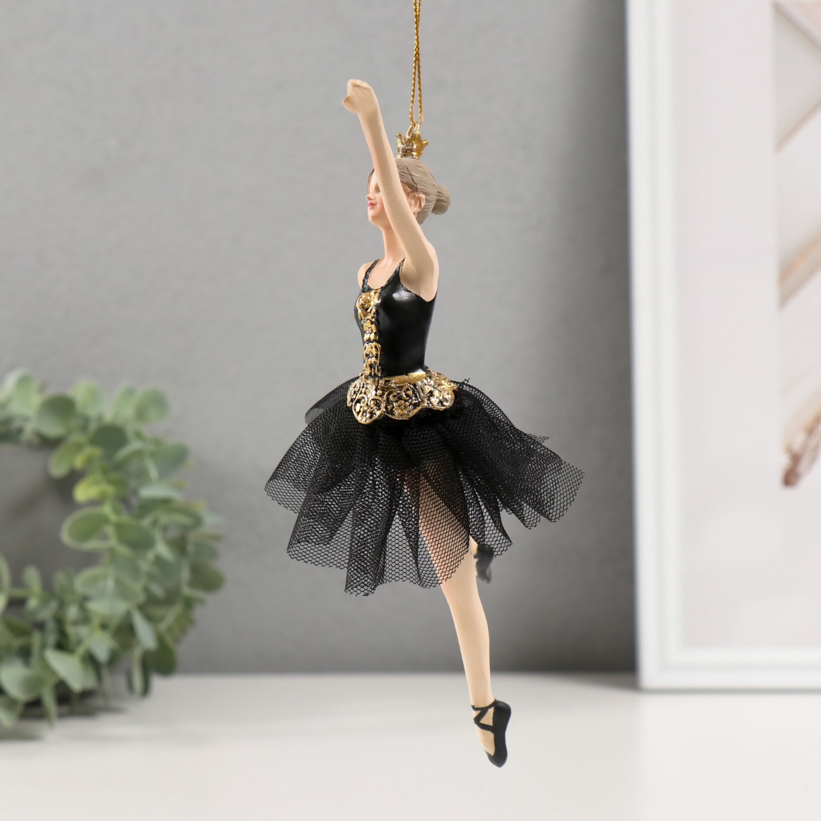 Изображение товара Балерина в черном платье — подвеска из полистоуна