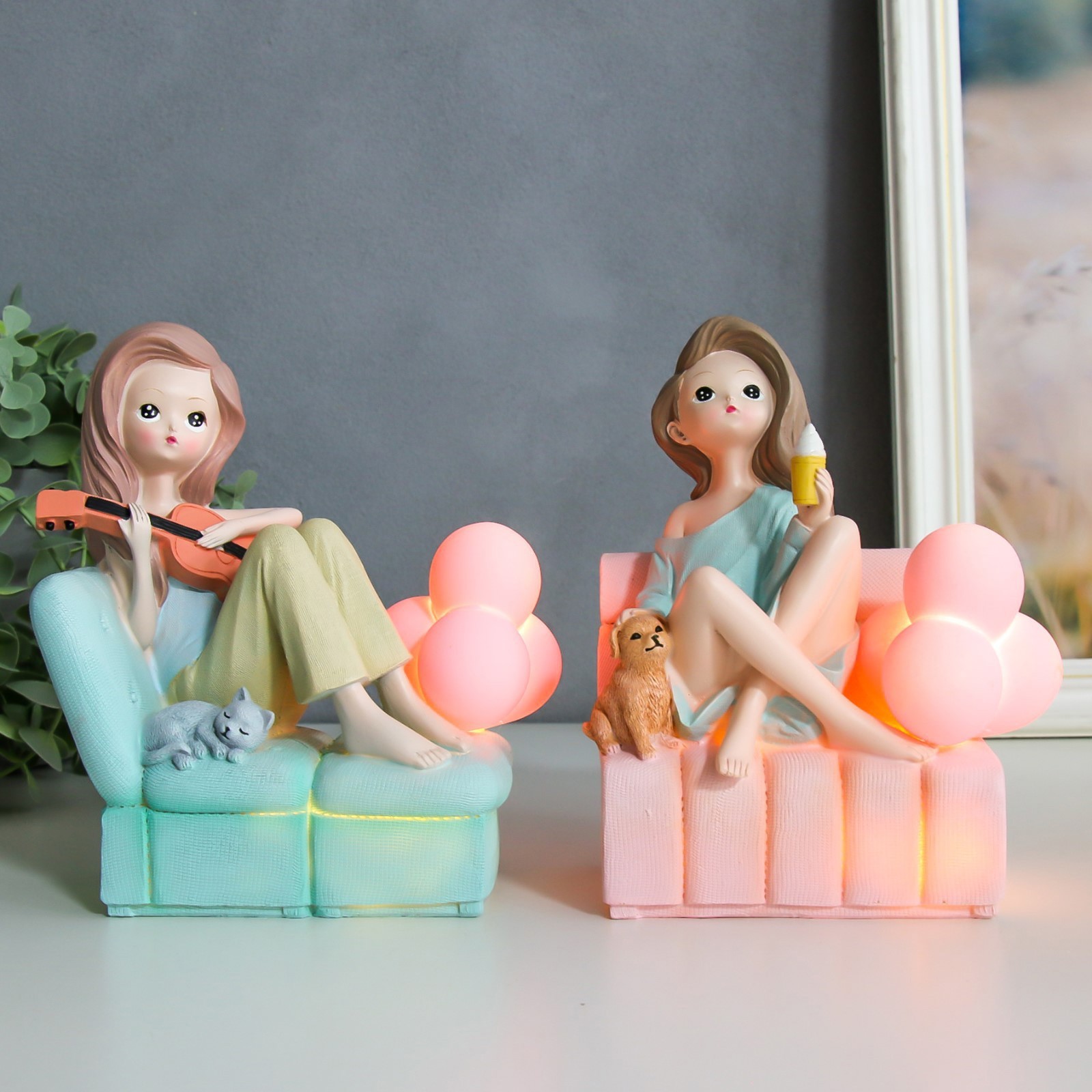 Изображение товара Декоративная фигура Девчонка на диване с гитарой/пёсиком — полистоун, 13x7,5x16 см