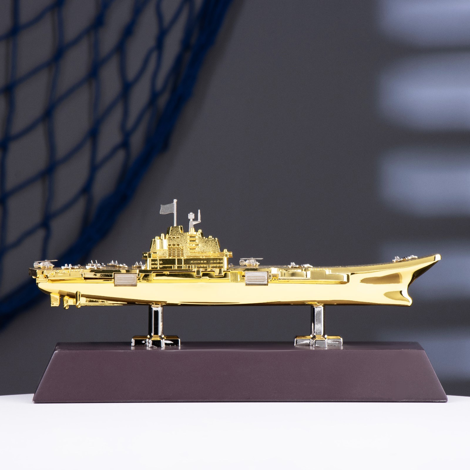 Изображение товара Корабль сувенирный на подставке Авианосец 25см 9944988