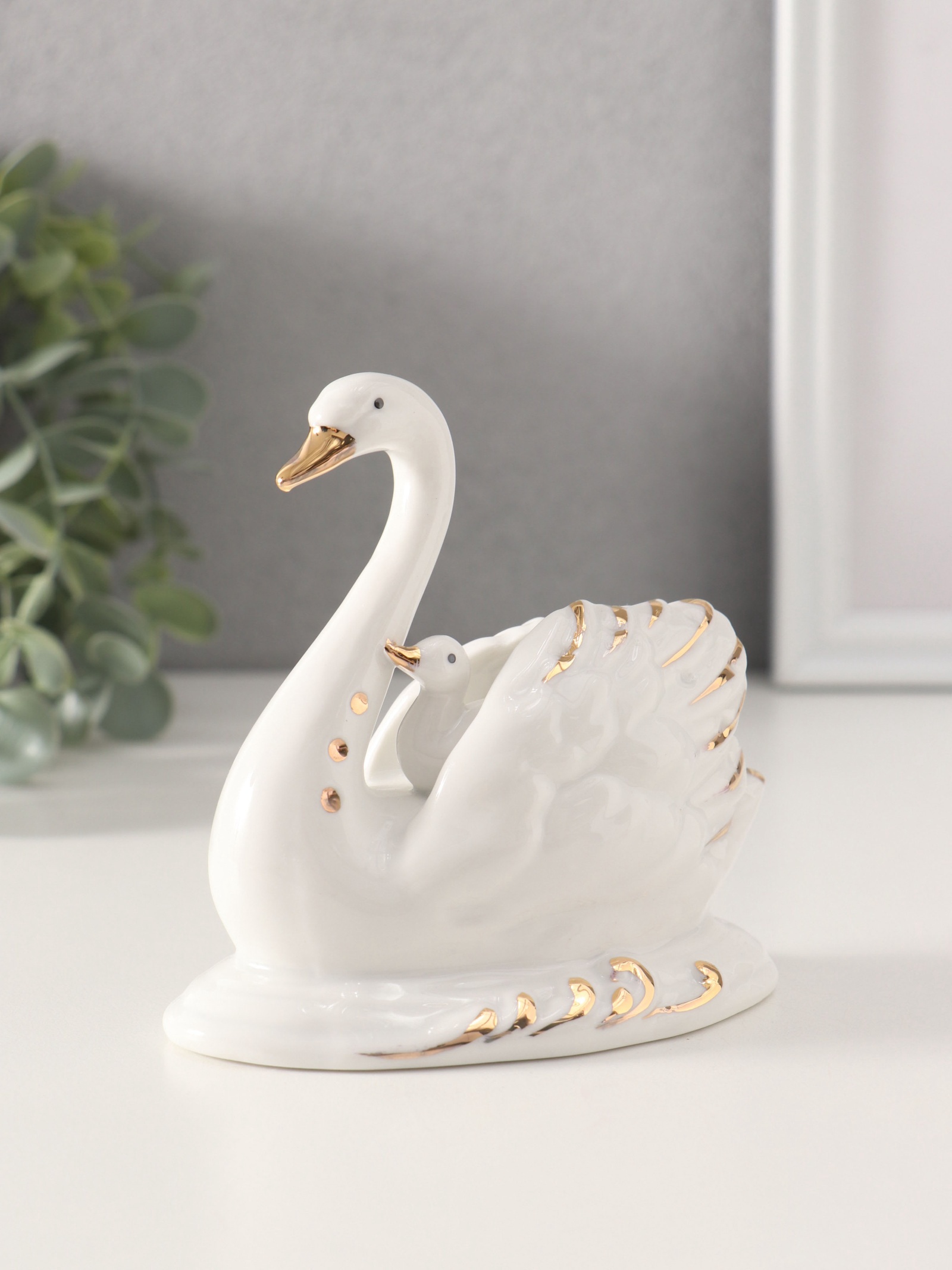 Изображение товара Сувенир керамика Лебедь с малюткой с золотом 10х105х6 см 474930