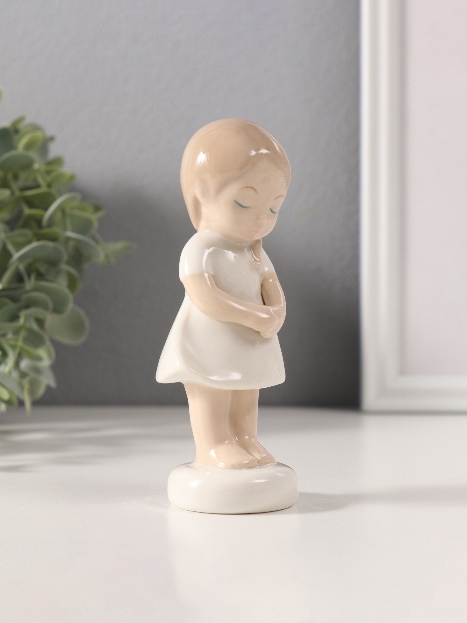 Изображение товара Сувенир керамика Малышка скромница в белом платьице 4х5х12 см 10495293
