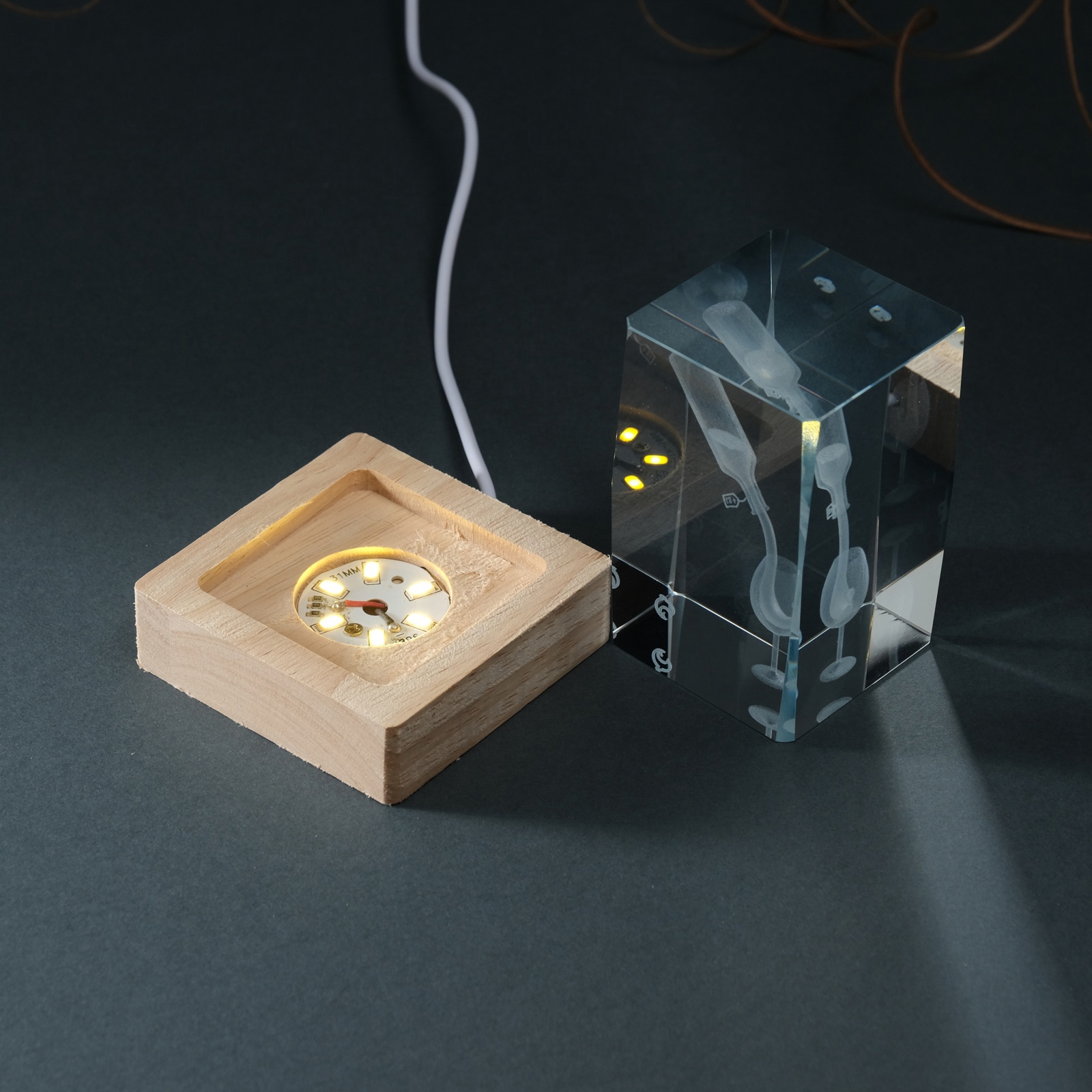 Изображение товара Сувенир стекло подсветка Прямоугольник. Бокал и вино подставка дерево USB 7х7х10 10637119