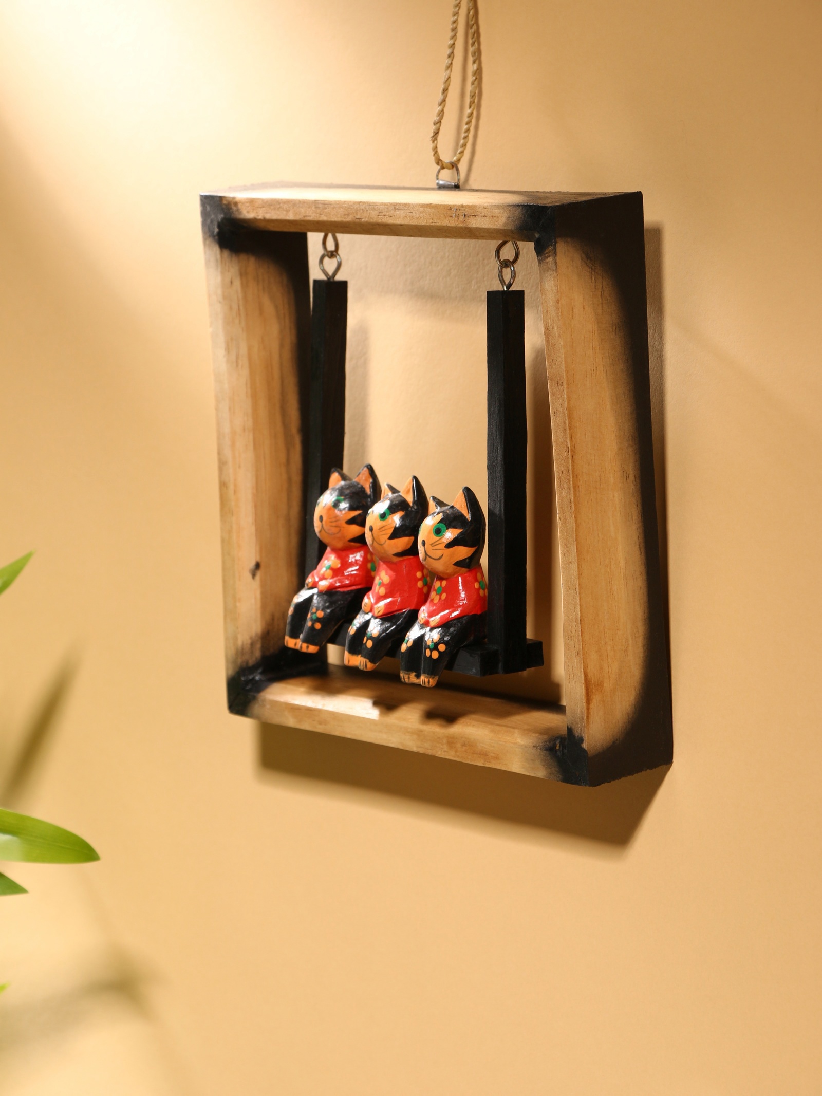 Изображение товара Сувенир интерьерный Кошки на качелях дерево 19х19 см 10464379