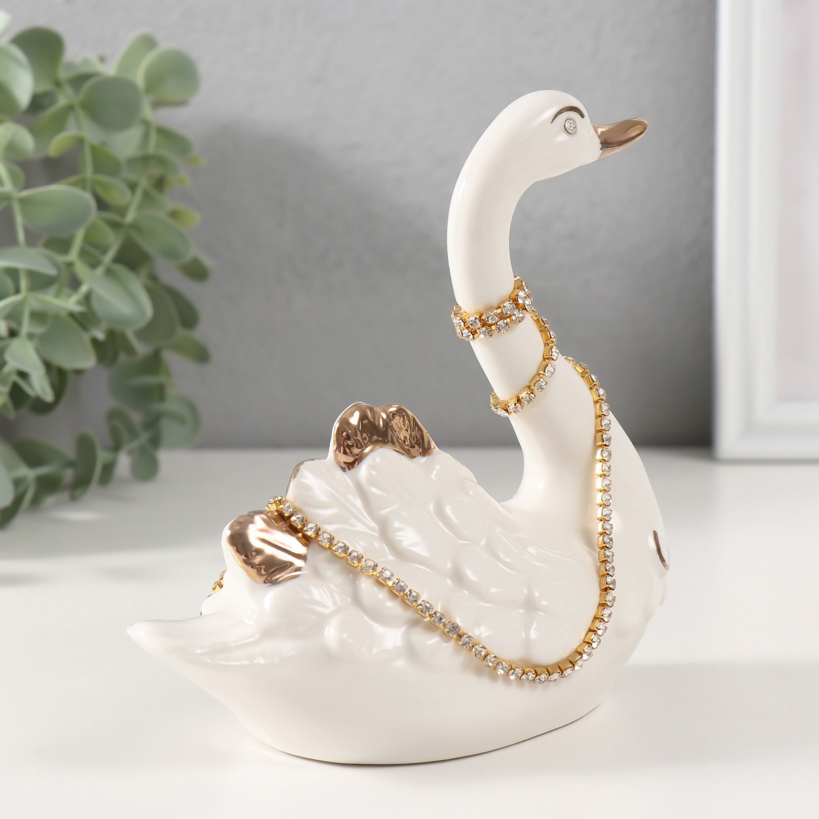 Изображение товара Керамический сувенир Белая лебедь с ожерельем из страз и золотом