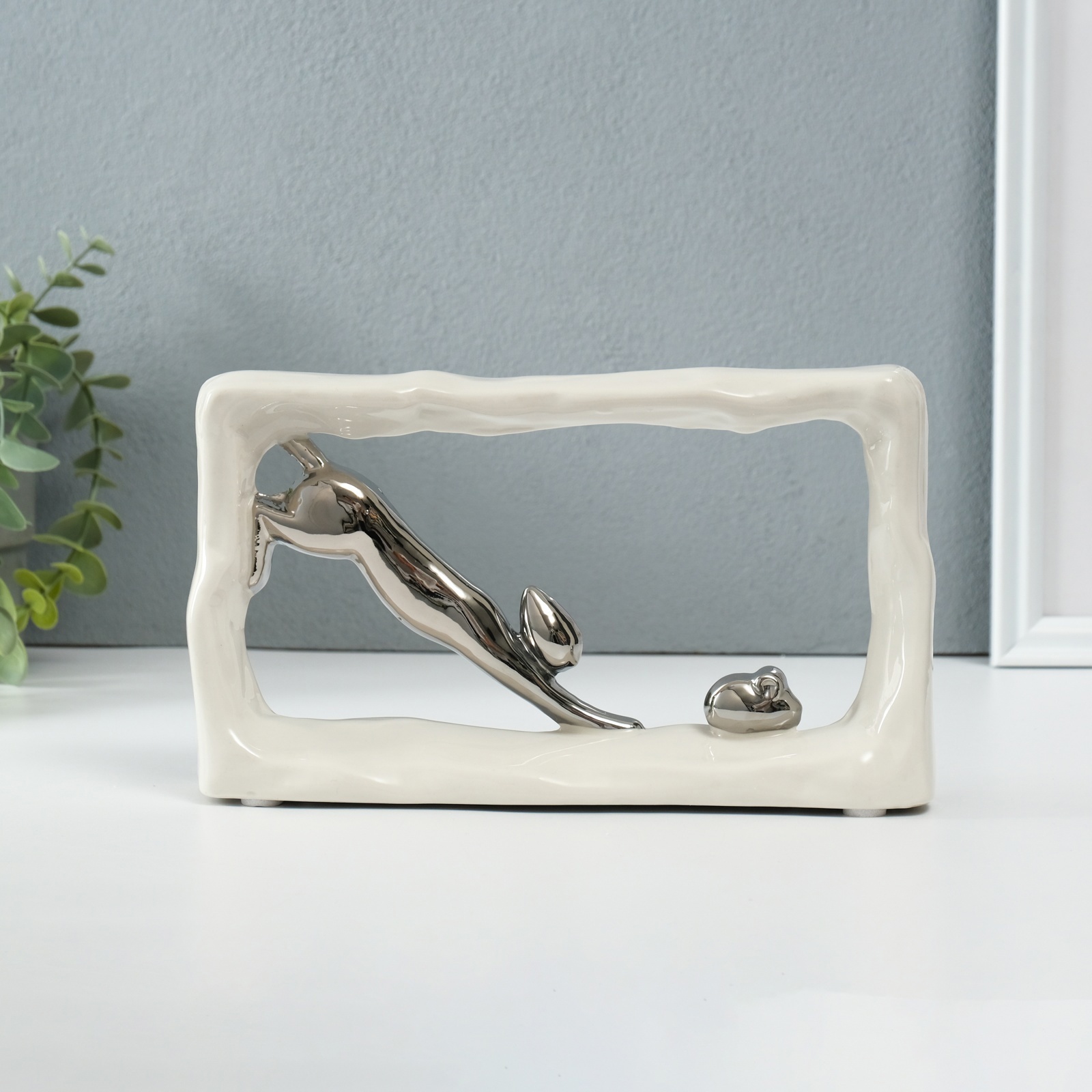 Изображение товара Сувенир керамика Кошки-мышки - погоня. Прямоугольник белый с серебром 55х215х13 см 10323644