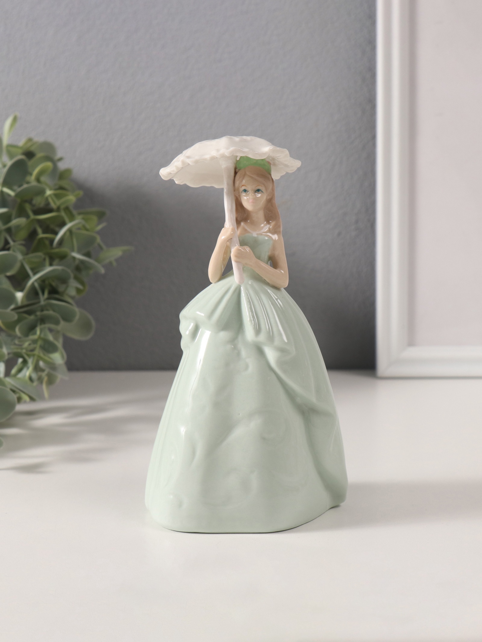 Изображение товара Сувенир керамика Леди в зелёном платье с кружевным зонтиком 68х87х16 см 10495295
