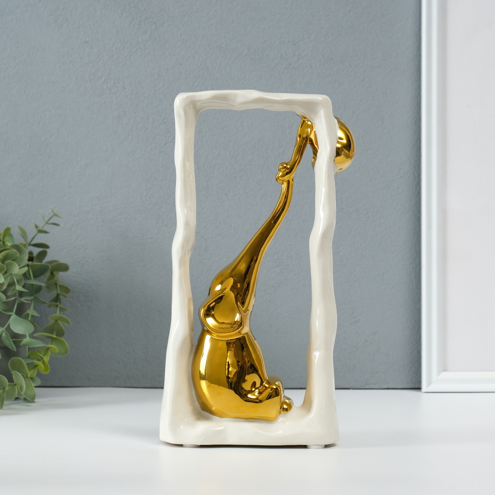 Изображение товара Сувенир керамика Слон со слонёнком - опора. Прямоугольник белый с золотом 55х135х26 см 1032365