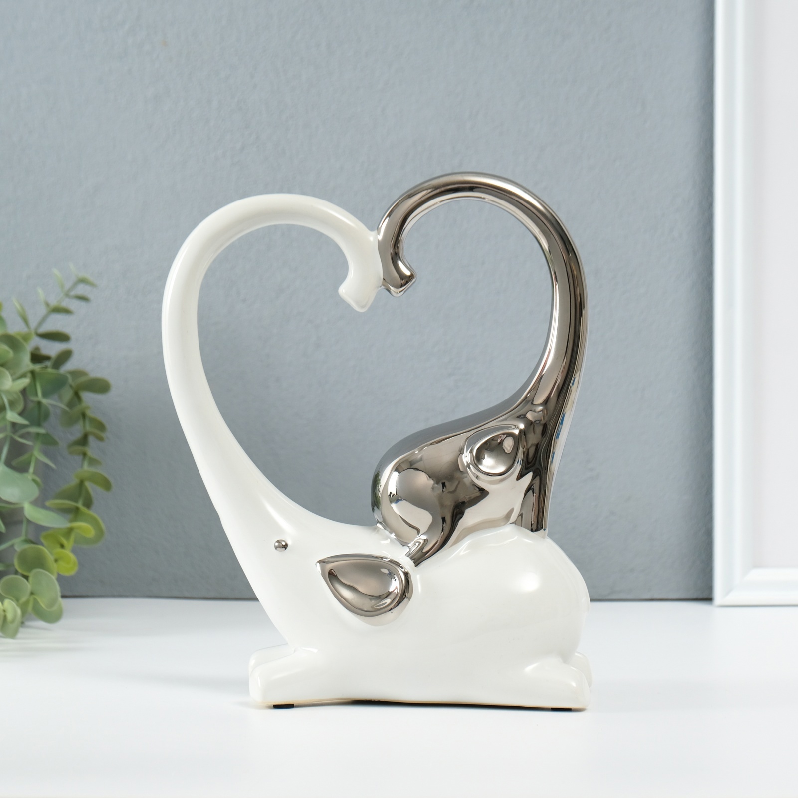 Изображение товара Сувенир керамика Слон со слонёнком. Сердце белый с серебром 73х175х22 см 10323661