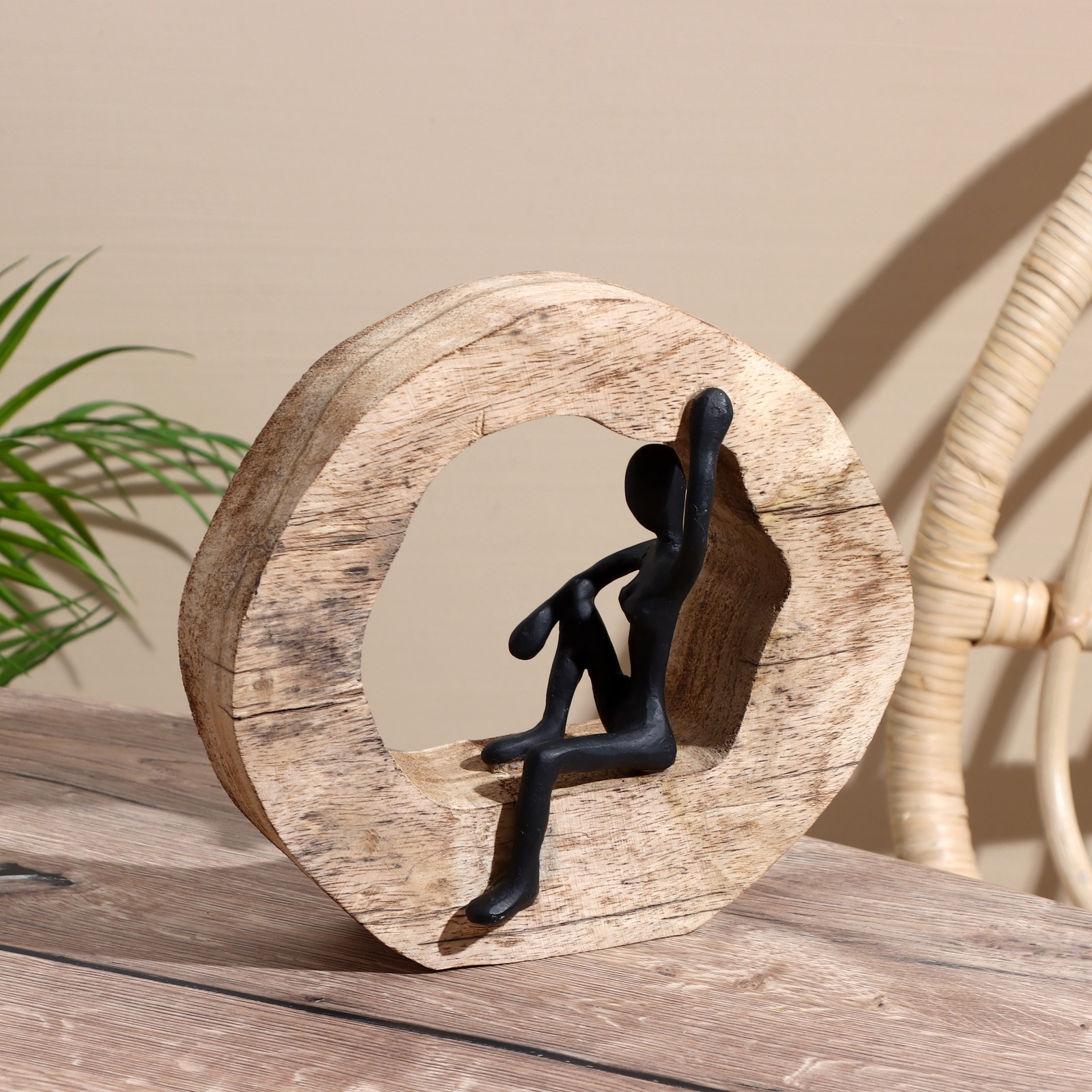 Изображение товара Декоративная фигура «Девушка» из смолы на манговом дереве