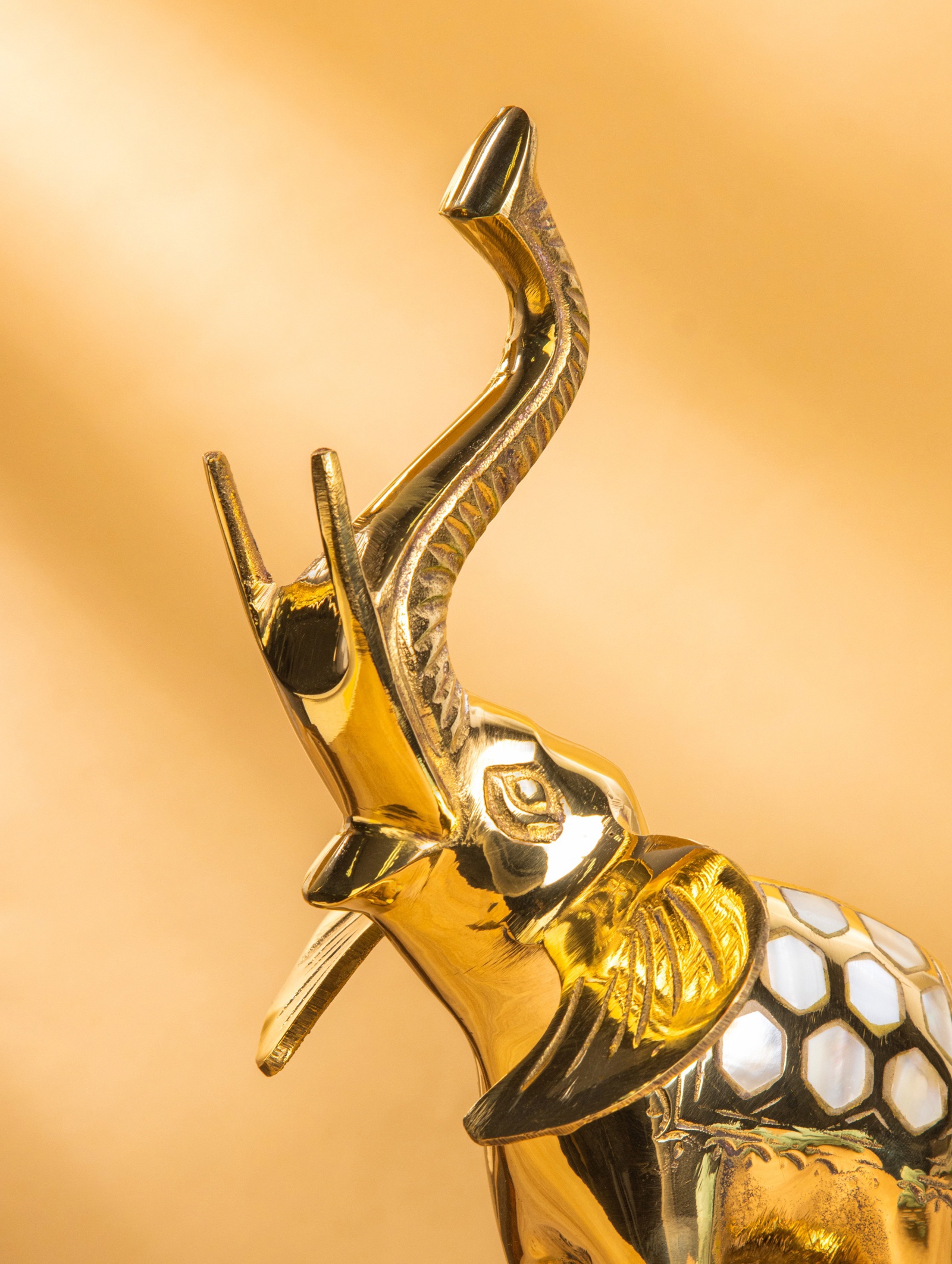 Изображение товара Сувенир Слон на шаре латунь с перламутром 13х15х33 см 10620484