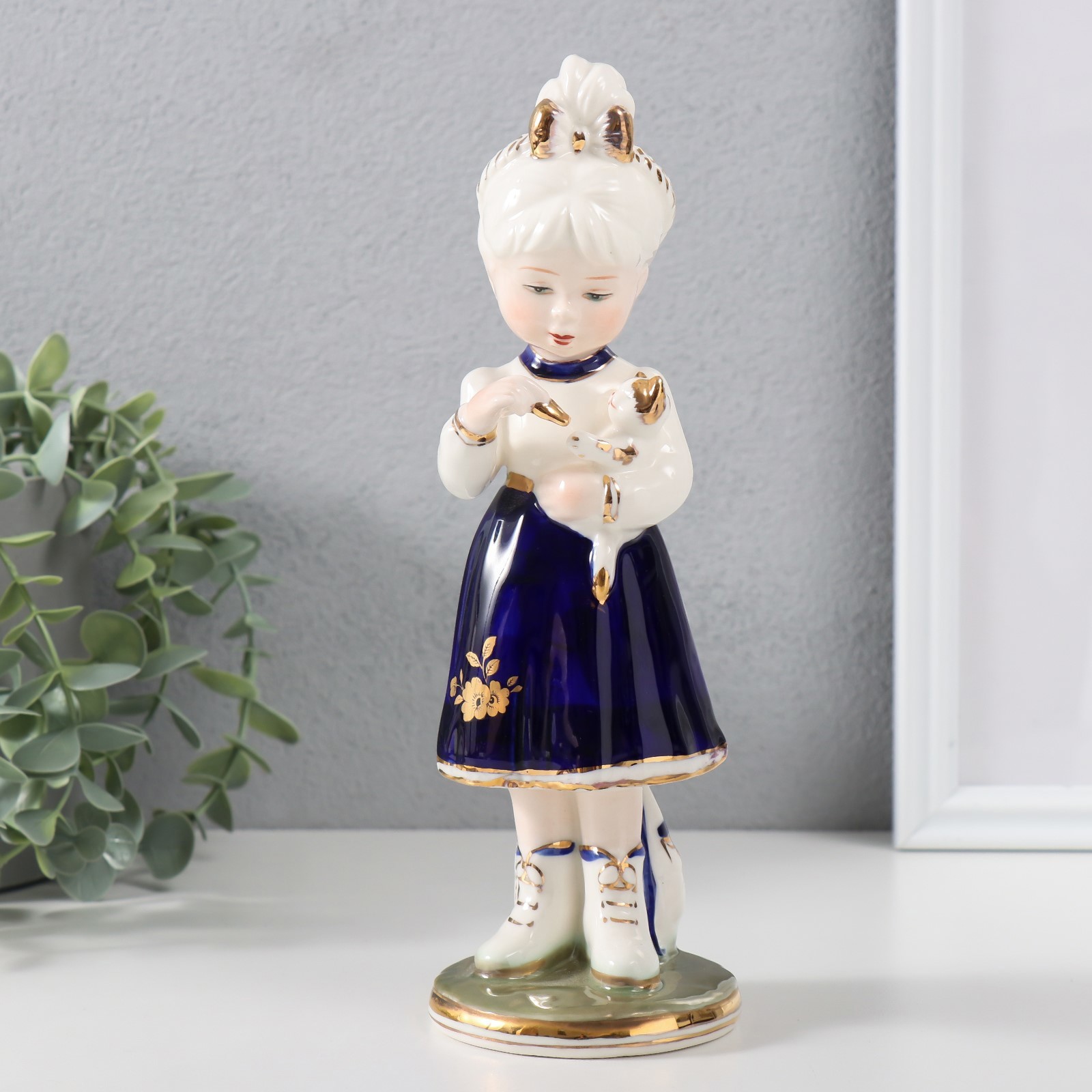 Изображение товара Девочка играет котёнком. Кобальтовая керамическая фигура 7,3 см