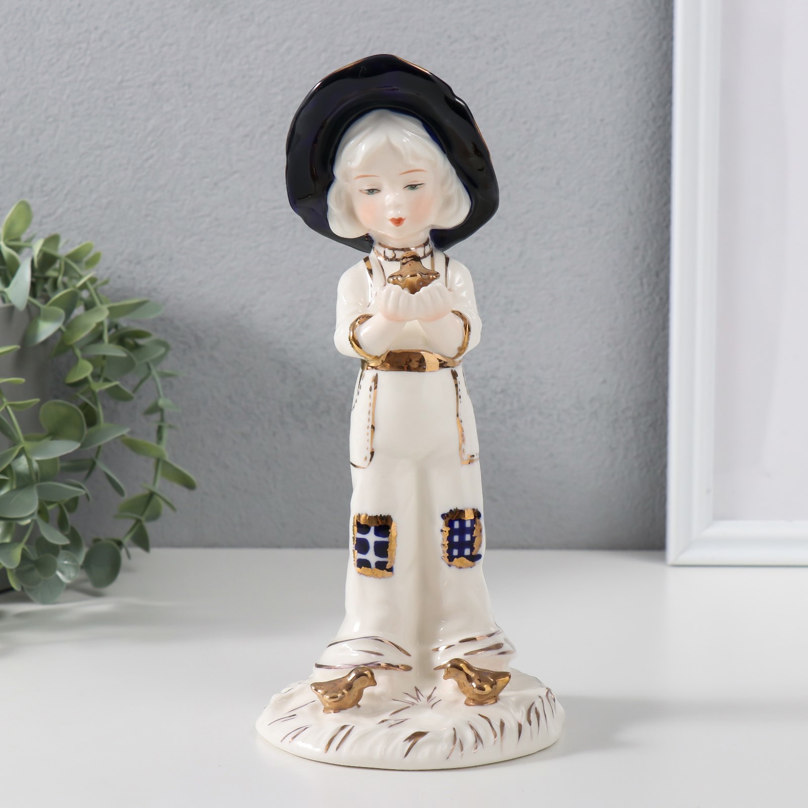 Изображение товара Сувенир керамика Девочка с птичкой в ладошках в шляпке кобальт 95х97х22 см 9753186