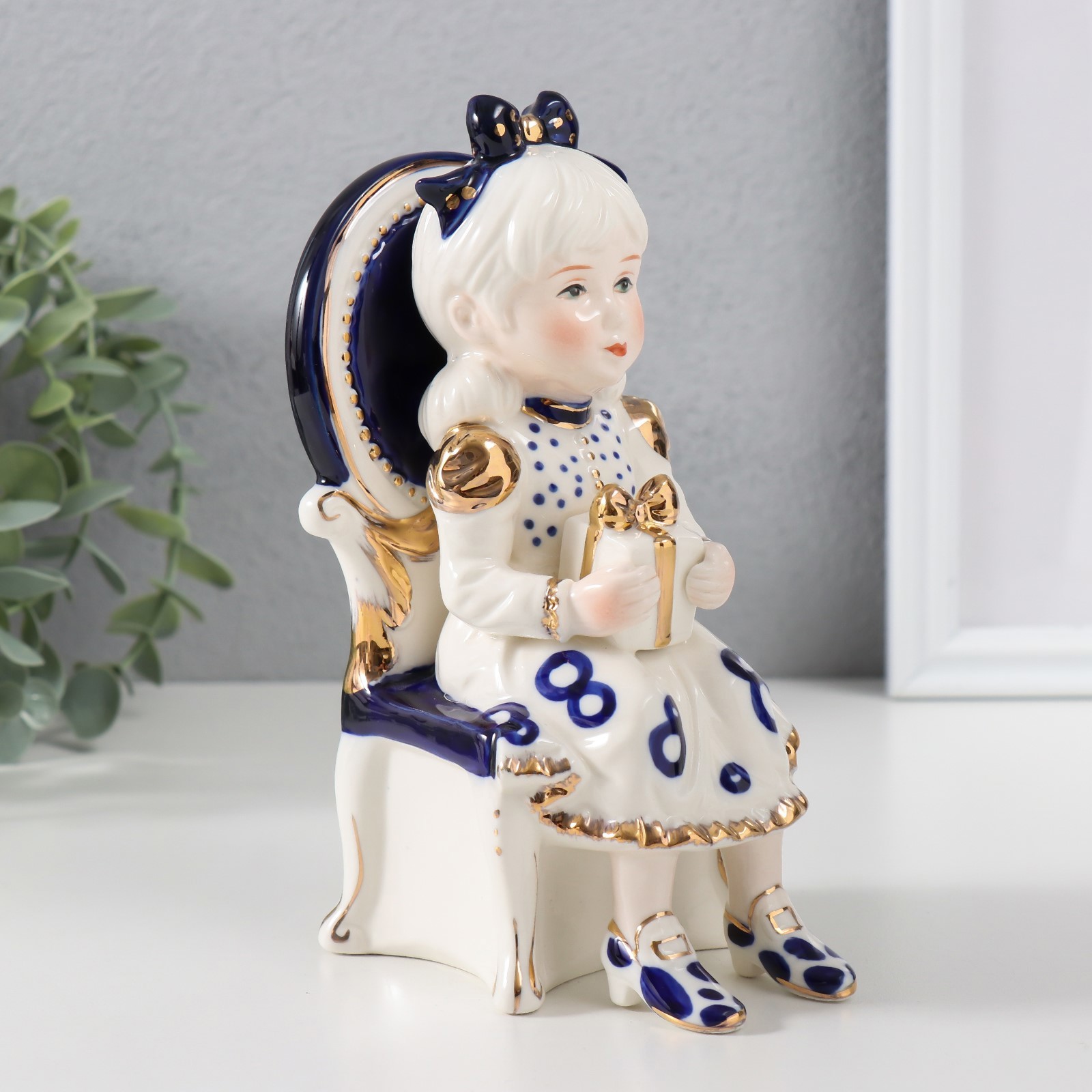 Изображение товара Девочка в кресле с подарком — керамический сувенир, кобальт