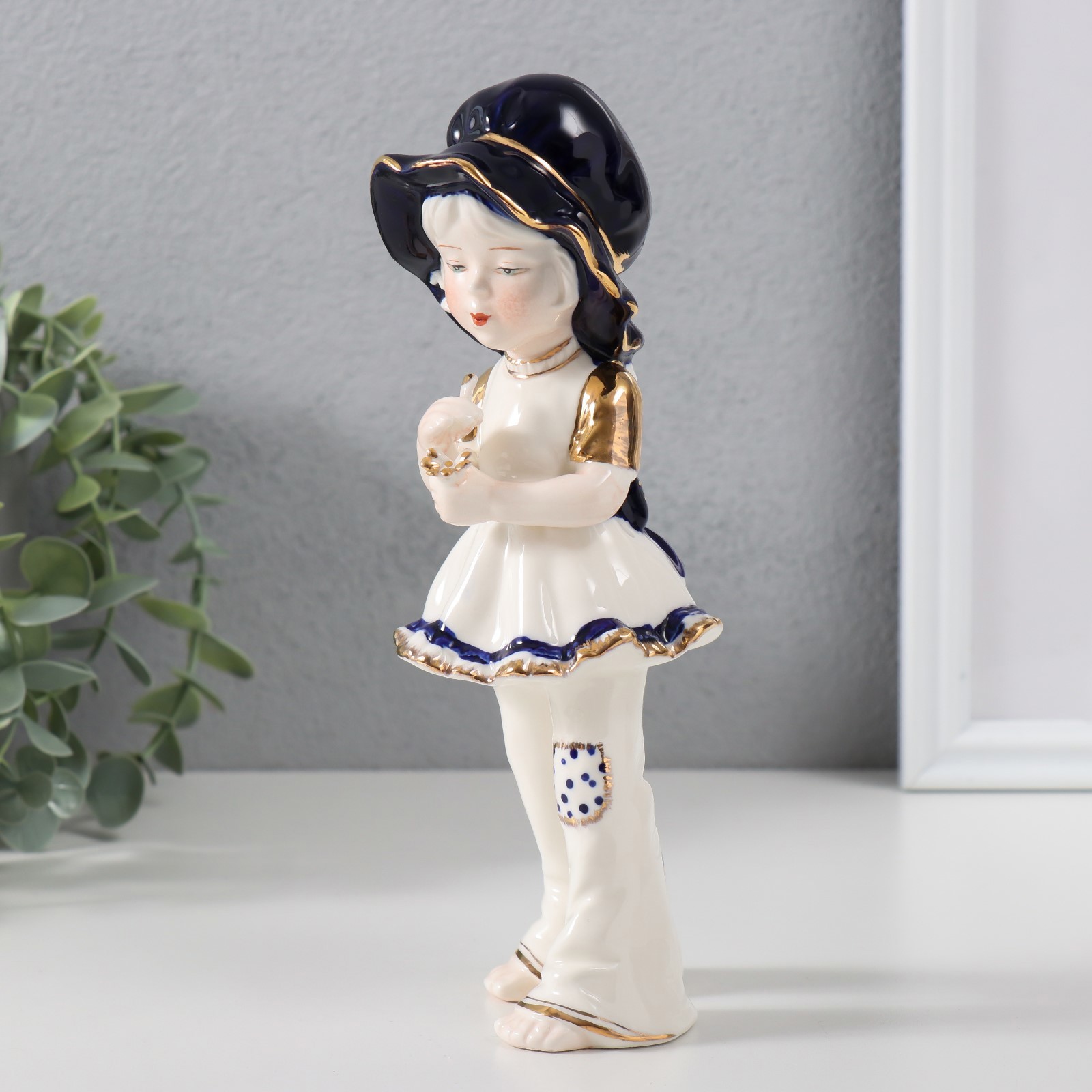 Изображение товара Сувенир керамика Малышка в шляпке - гадание на ромашке кобальт 75х75х20 см 9753184