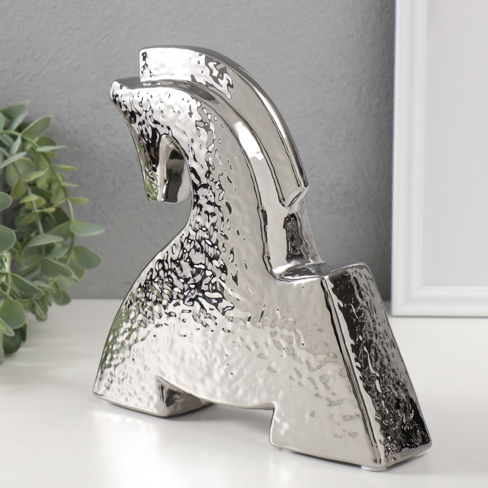 Изображение товара Сувенир керамика Склонившийся конь серебро 5х205х205 см 10212785