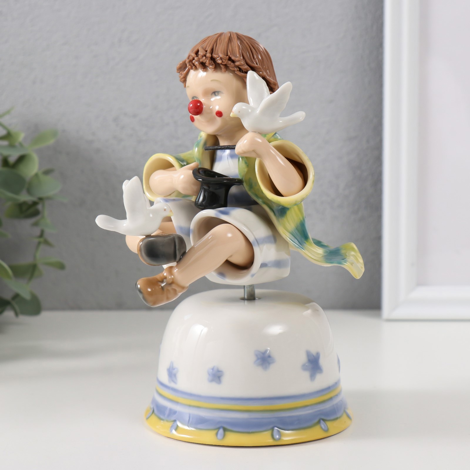 Изображение товара Сувенир керамика музыкальный Клоун фокусник с голубями сидит на чашке 11х125х175 см 9768482