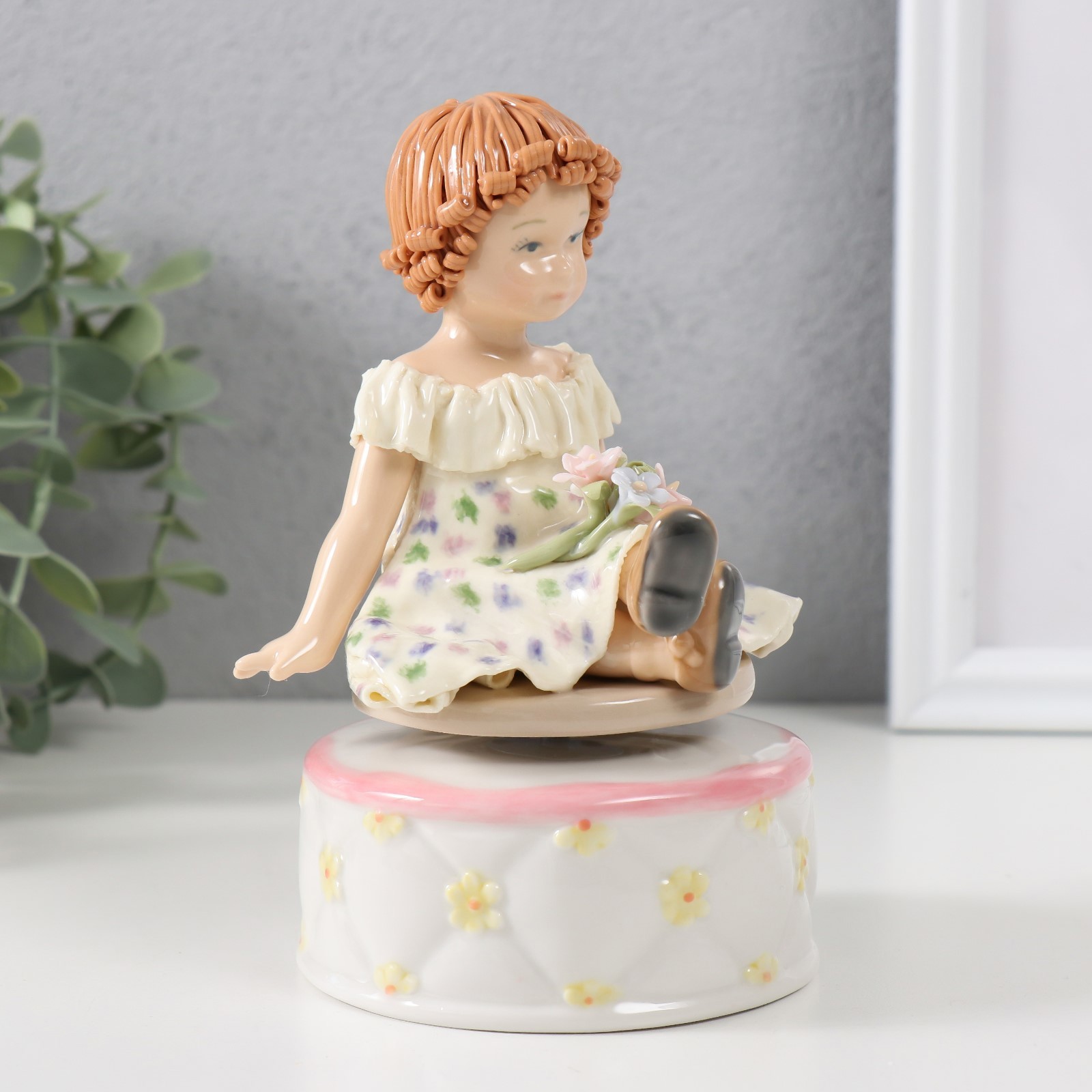 Изображение товара Декоративная фигура СИМА-ЛЕНД Малышка в цветочном платьице 9x10x14 см