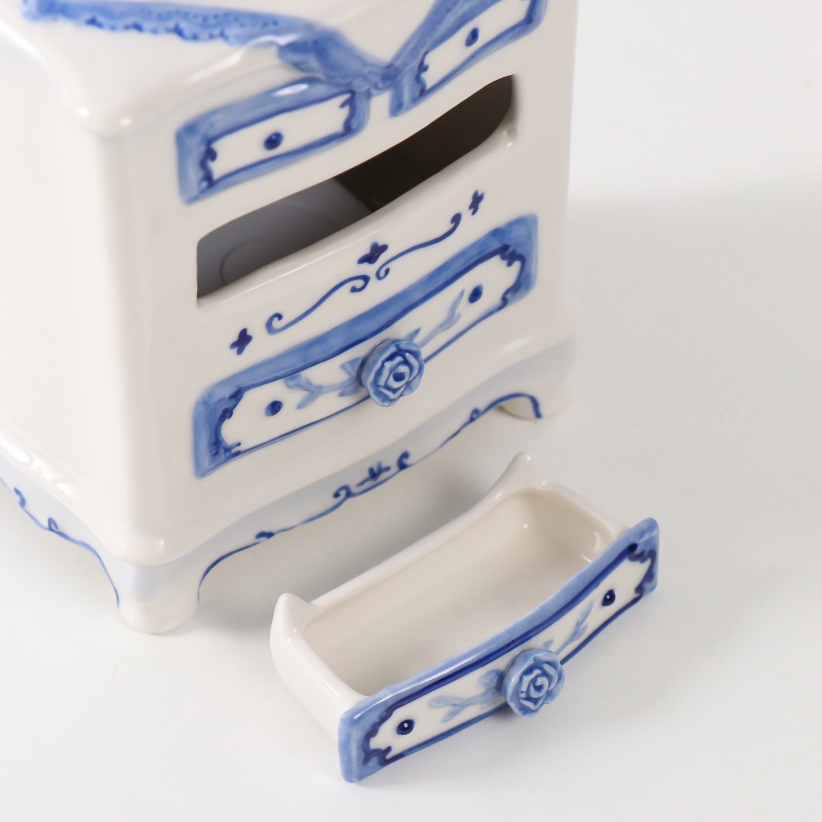 Изображение товара Декоративная керамическая фигура СИМА-ЛЕНД Старинный комод с вазой с цветами