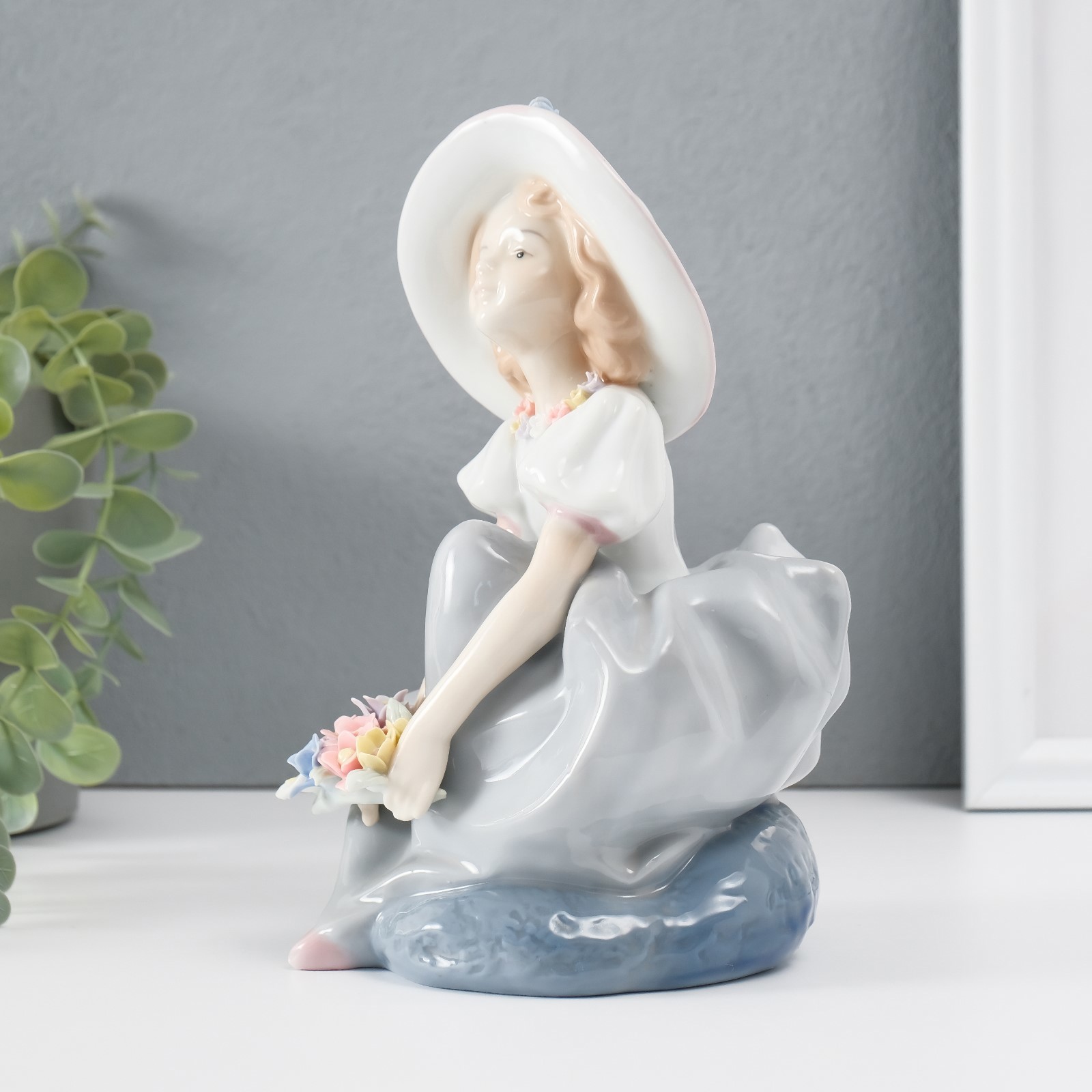 Изображение товара Декоративная фигура СИМА-ЛЕНД Девушка в голубом платье с шляпкой 17,8 см