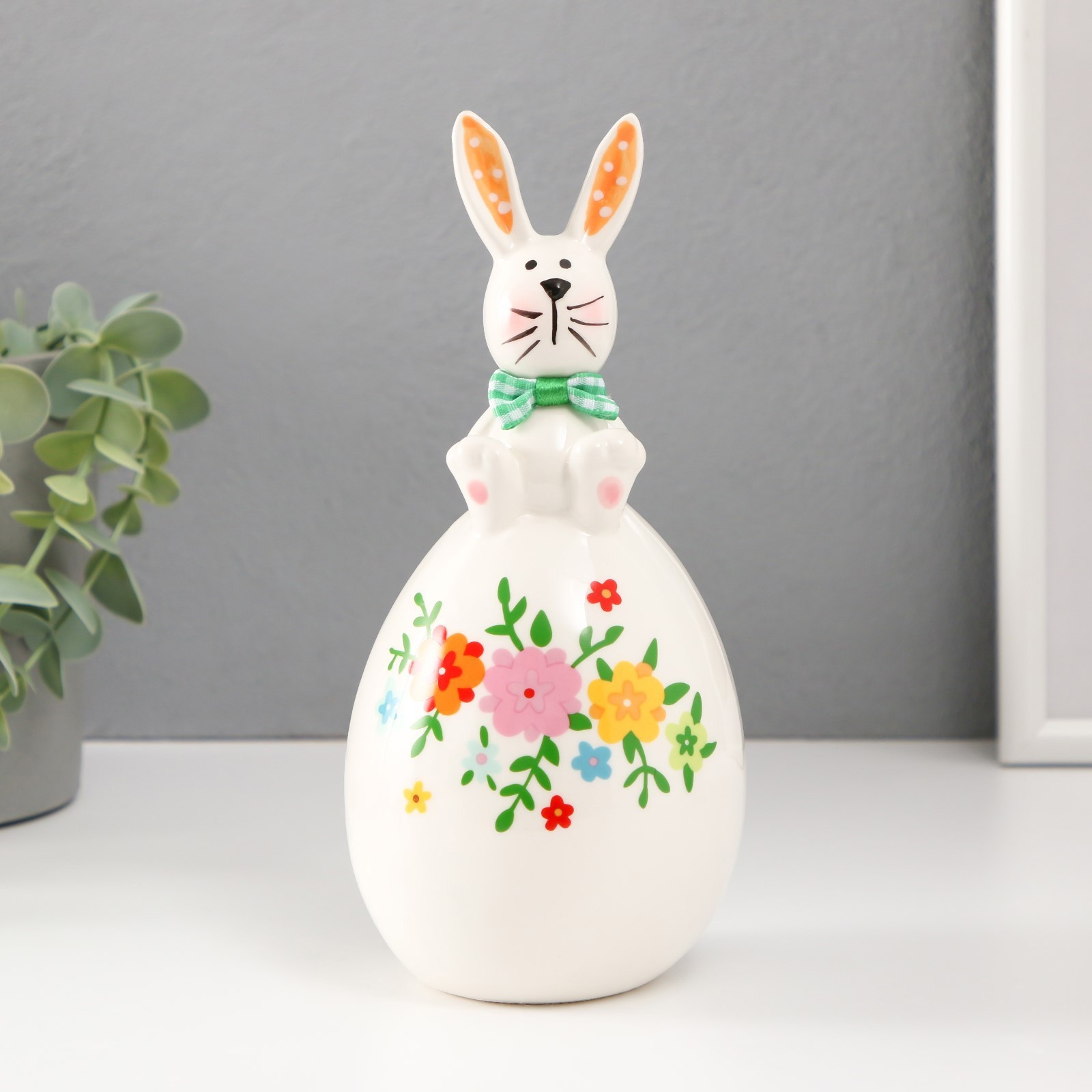 Изображение товара Зайка на цветочном яйце — декоративная керамическая фигура