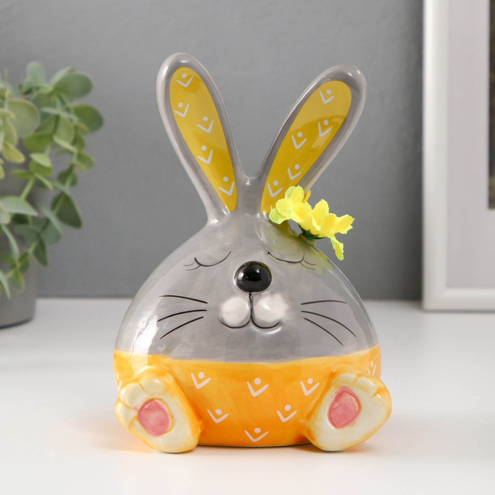 Изображение товара Сувенир керамика Зайчонок в шортах с цветочком на ухе серо-жёлтый 112х95х156 см 9866877