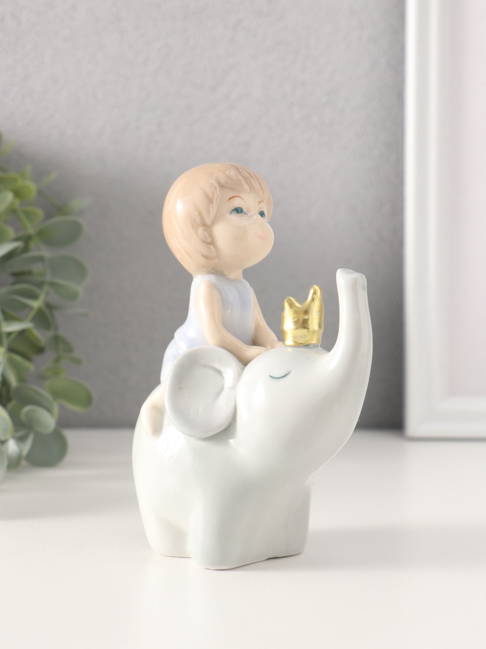 Изображение товара Малыш на слоне — декоративная керамическая фигура