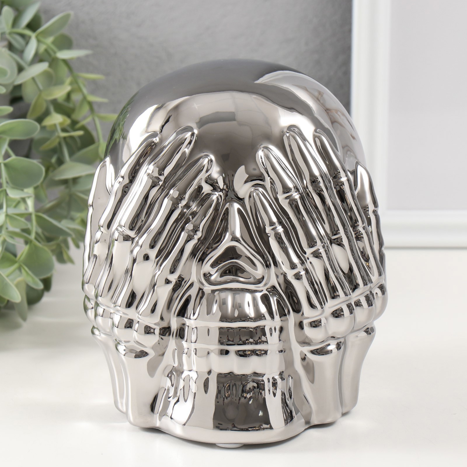 Изображение товара Сувенир керамика Череп с кистями на глазах серебро 135х14х15 см 10212818