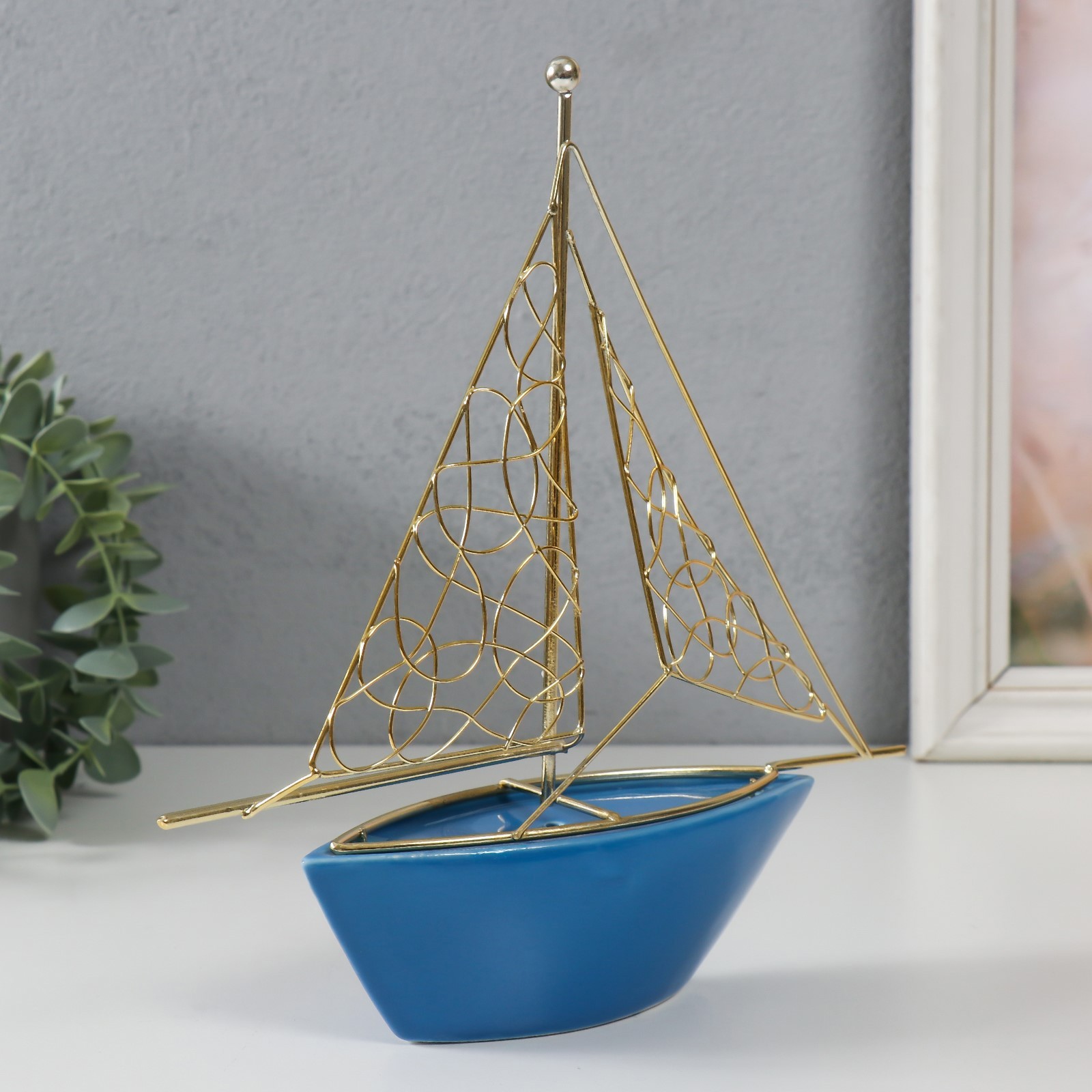 Изображение товара Корабль с парусами — декоративная керамическая фигура, голубая с золотом