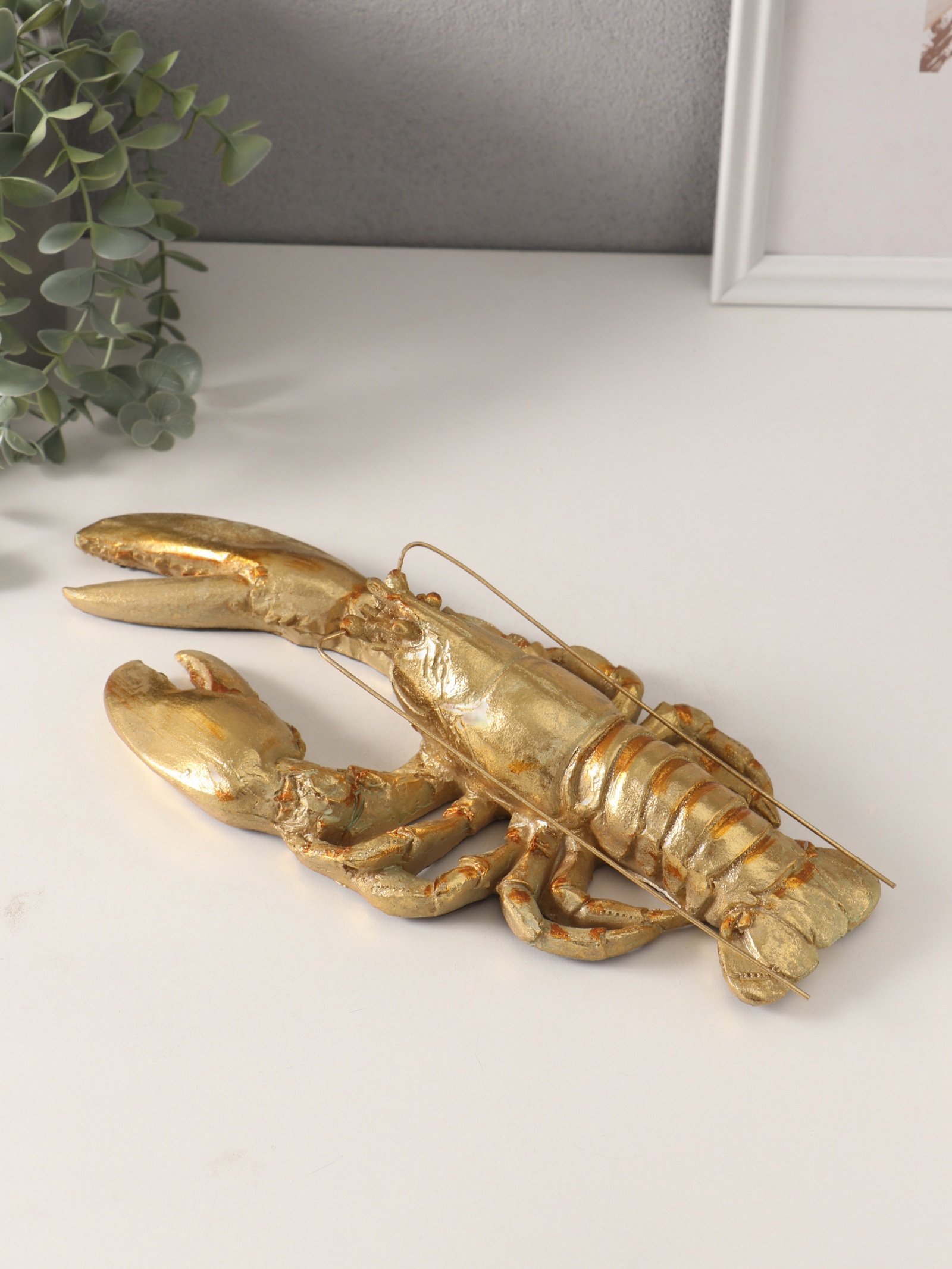 Изображение товара Золотой лобстер из полистоуна 32 см — декор