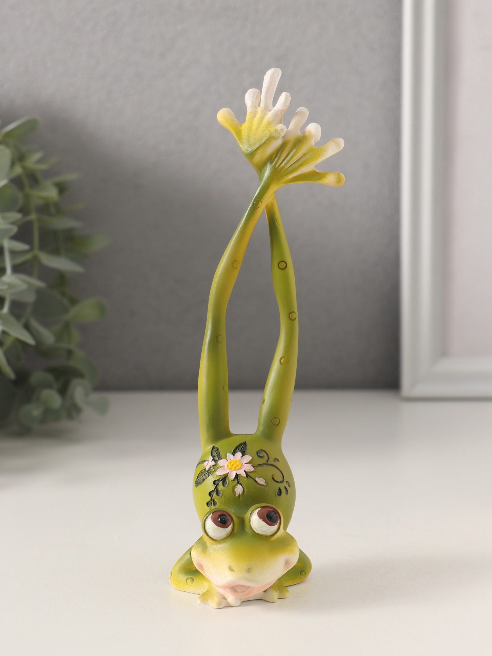 Изображение товара Сувенир полистоун Лягушонок стоит на лапках с цветами на спинке 6х5х175 см 10740314