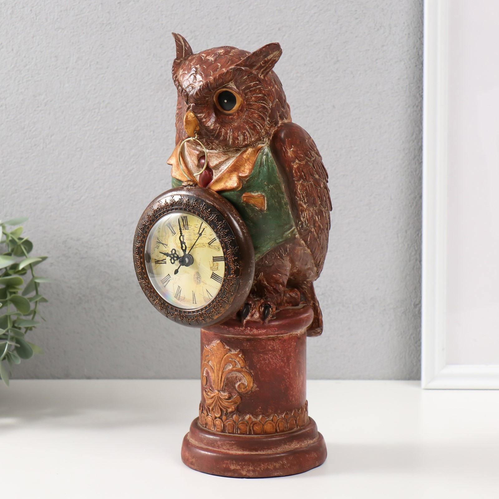 Изображение товара Сувенир полистоун с часами Филин в зелёном пиджаке на колонне 15х125х32 см 9680102