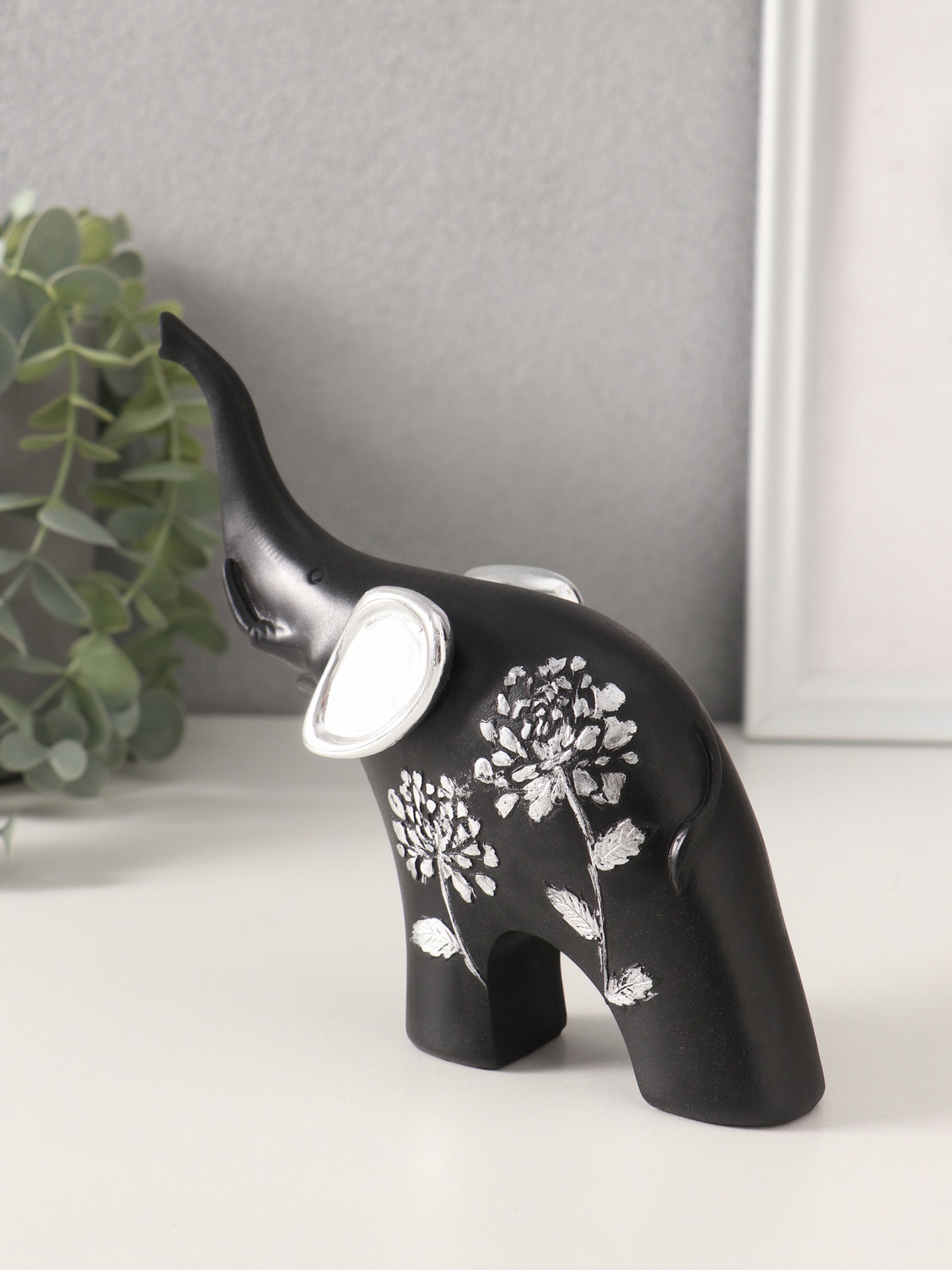 Изображение товара Чёрный слон с серебряными ушками и цветком — декоративная фигура