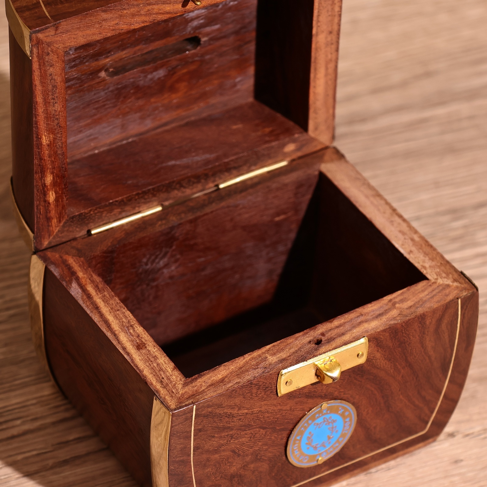 Изображение товара Копилка Бокс 10x7x9 см из дерева шишам — СИМА-ЛЕНД