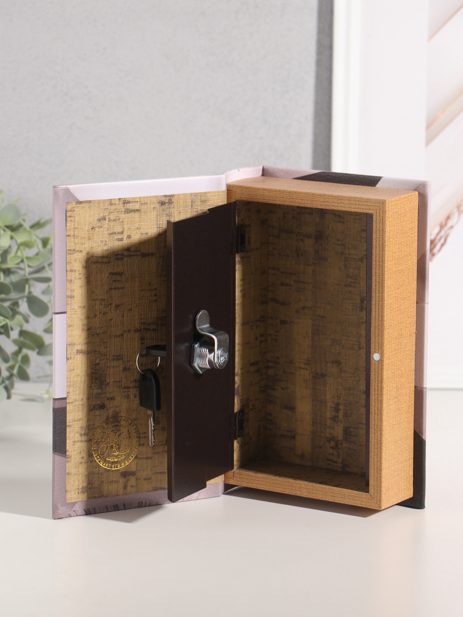 Изображение товара Сейф-книга дерево кожзам Военная авиация России тиснение 21х13х5 см 10553376