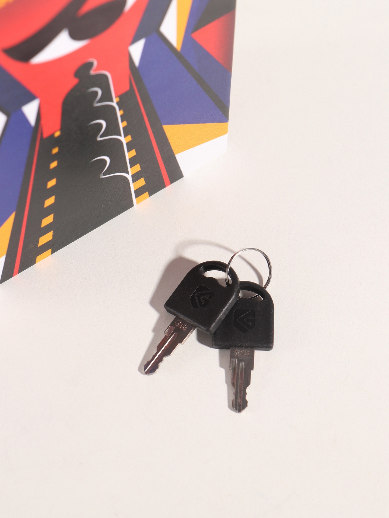 Изображение товара Сейф-книга дерево кожзам Джордж Оруэлл. 1984 21х13х5 см 10553354