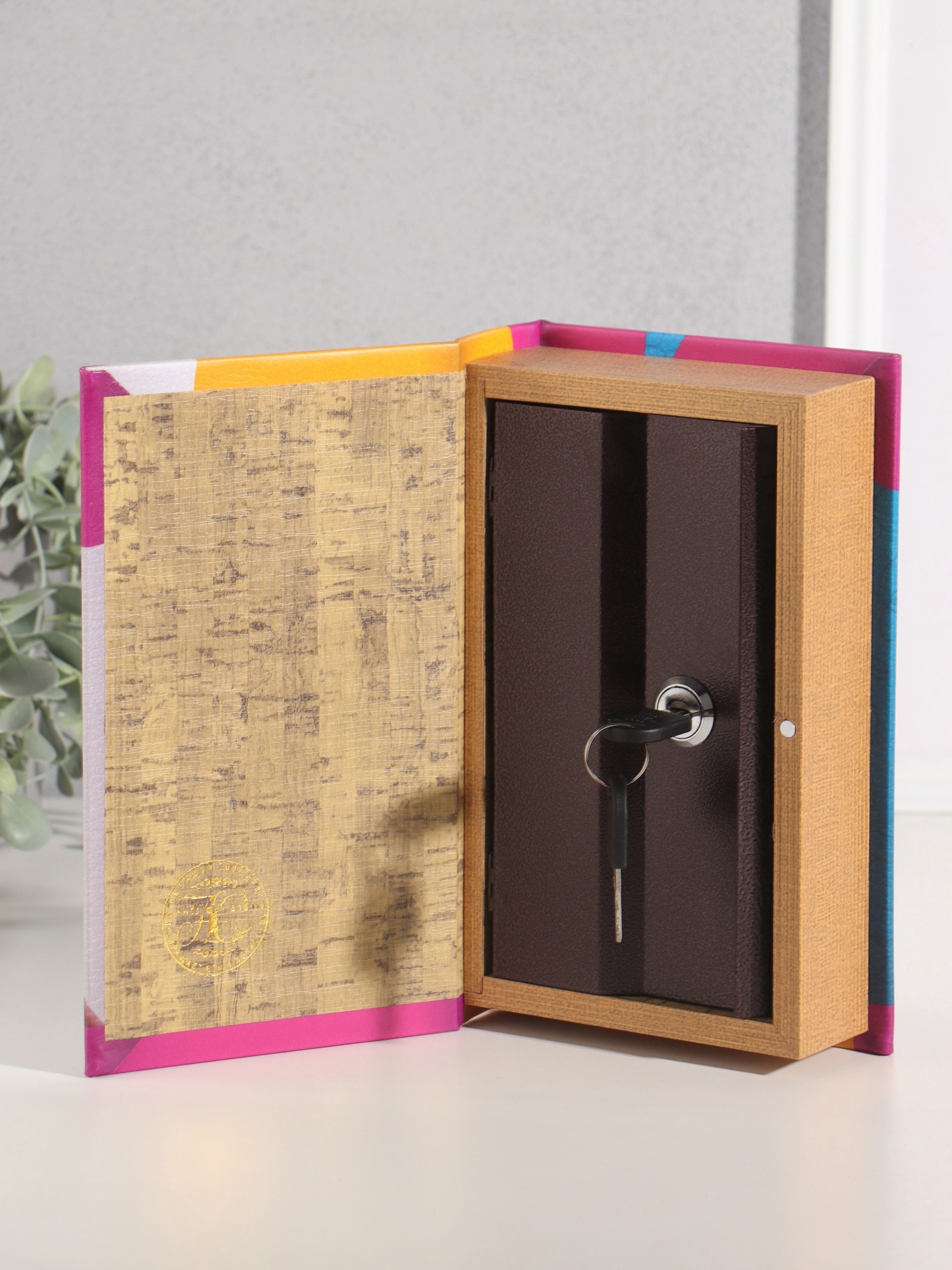 Изображение товара Сейф-книга дерево кожзам 21x13x5 см