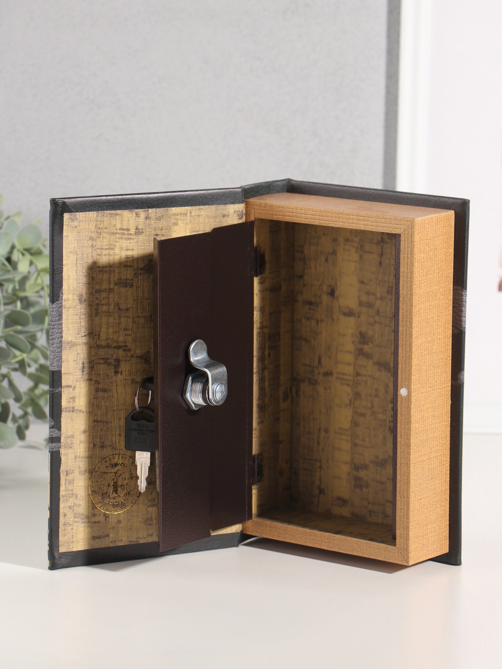 Изображение товара Сейф-книга дерево кожзам Нефть и газ России тиснение 21х13х5 см 10553414