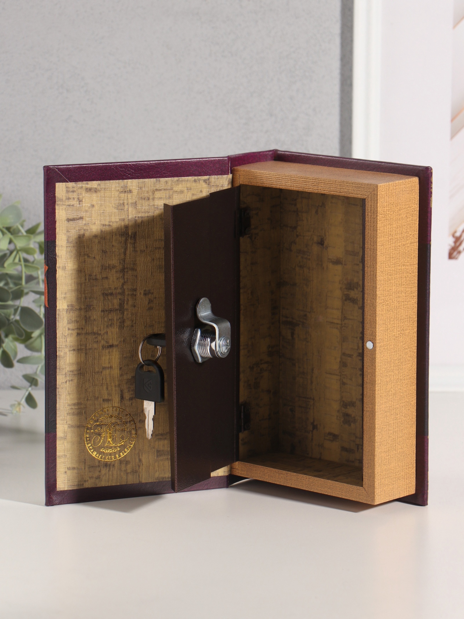 Изображение товара Сейф-книга дерево кожзам Оскар Уайльд. Портрет Дориана Грея тиснение 21х13х5 см 10553357