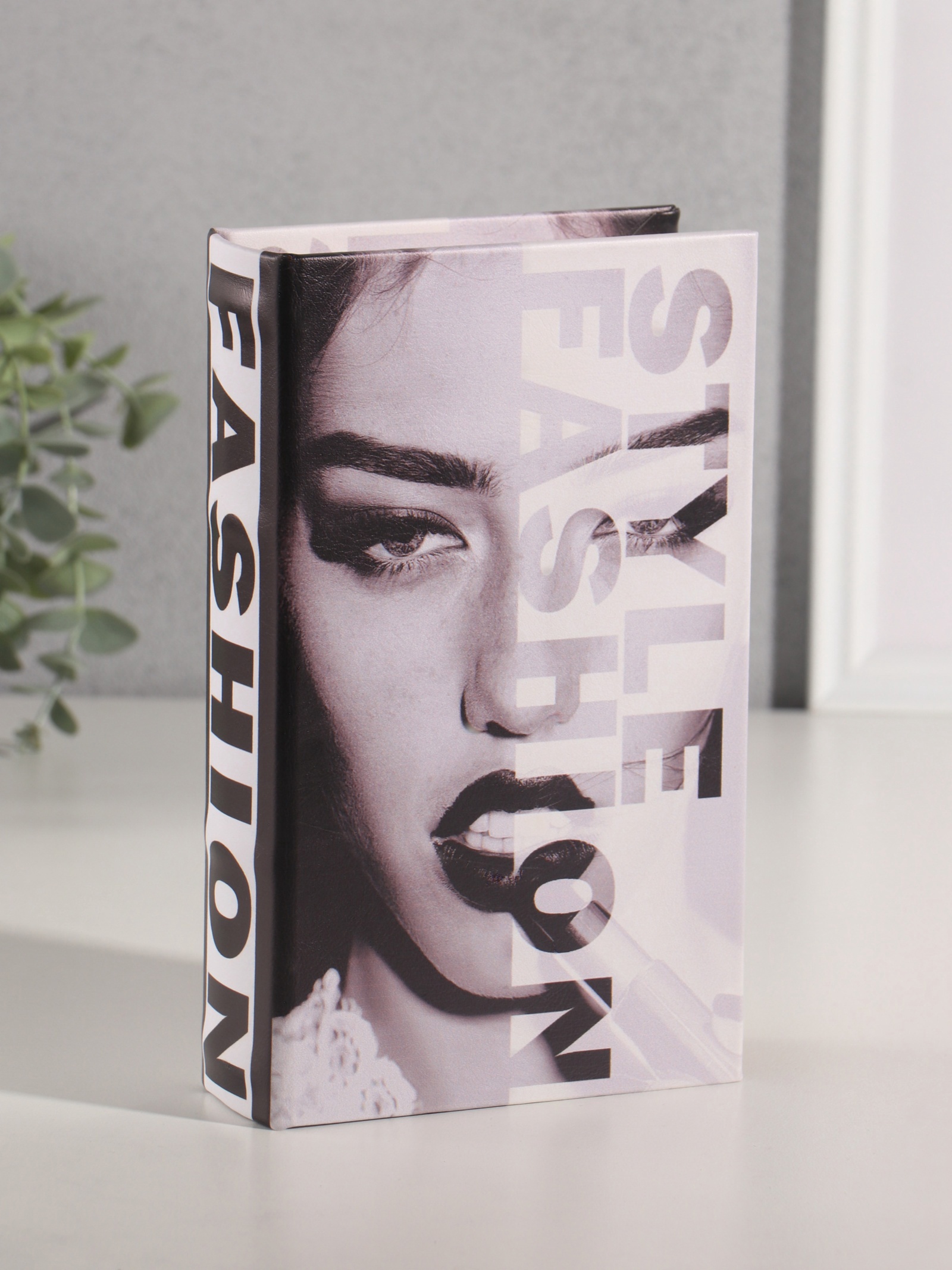 Изображение товара Сейф-книга дерево кожзам Стиль и мода 21х13х5 см 10553397