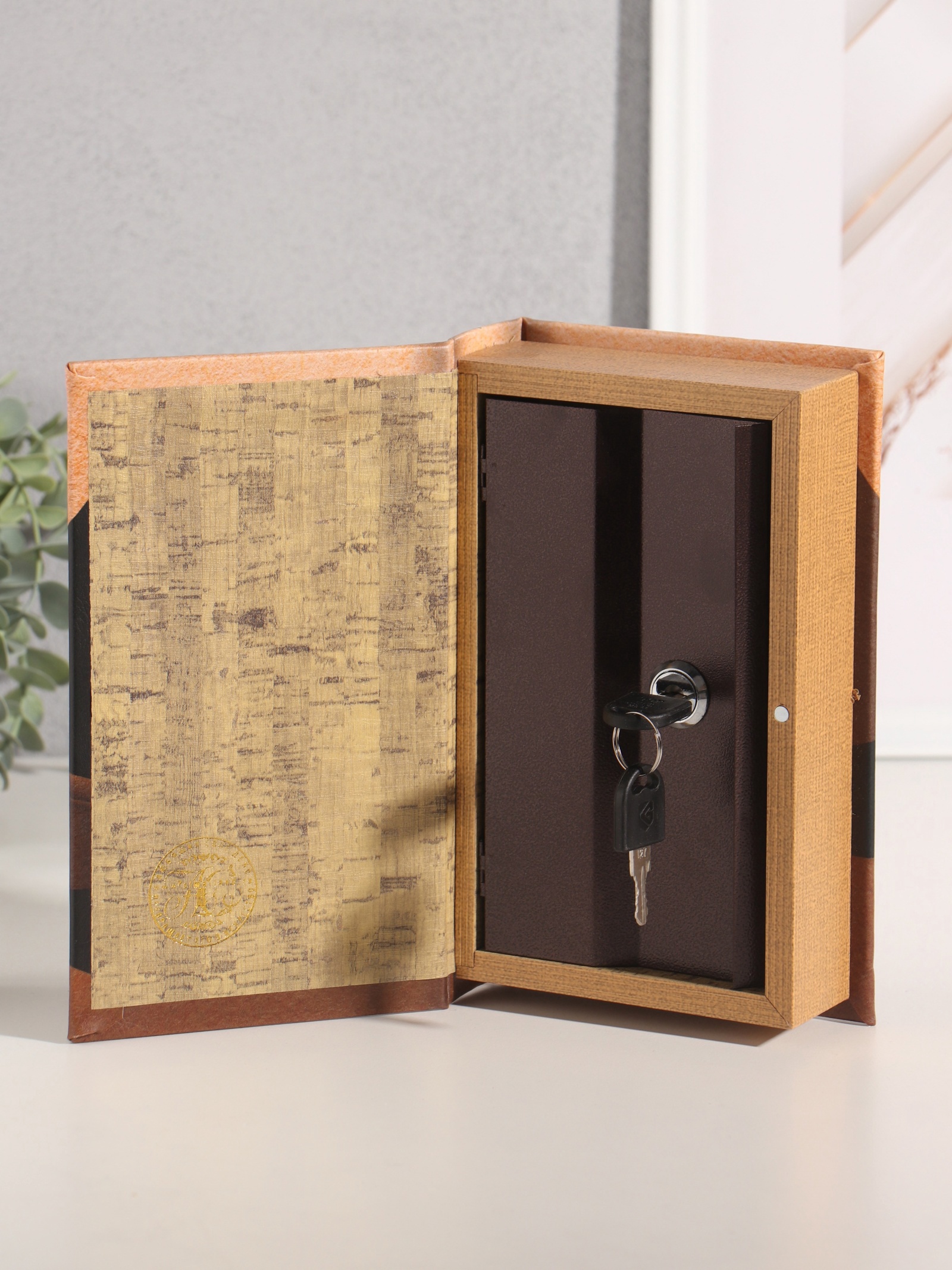 Изображение товара Сейф-книга дерево кожзам Франц Кафка. Процесс тиснение 21х13х5 см 10553365