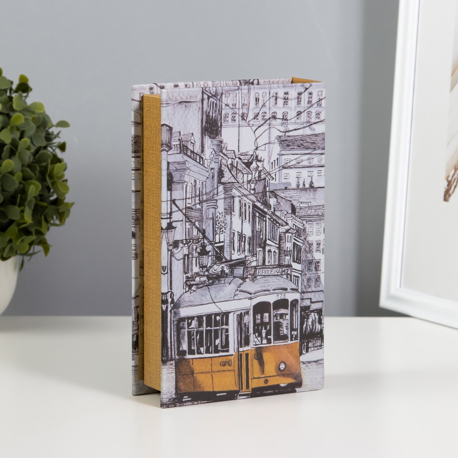 Изображение товара Сейф-книга дерево кожзам Жёлтый трамвайчик 21х13х5 см 10325795