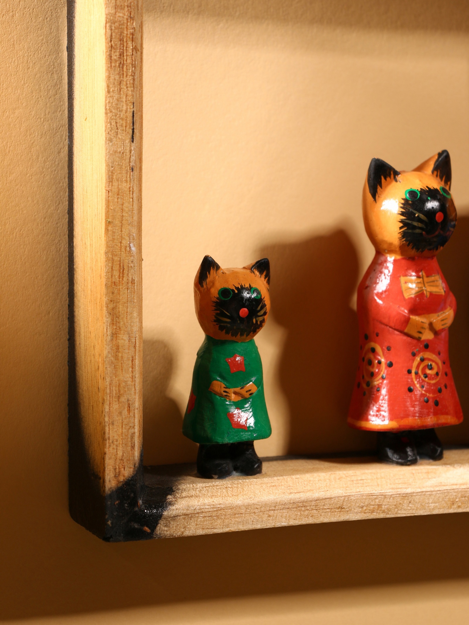 Изображение товара Сувенир интерьерный Кошки в рамке дерево 19х19 см 10464376